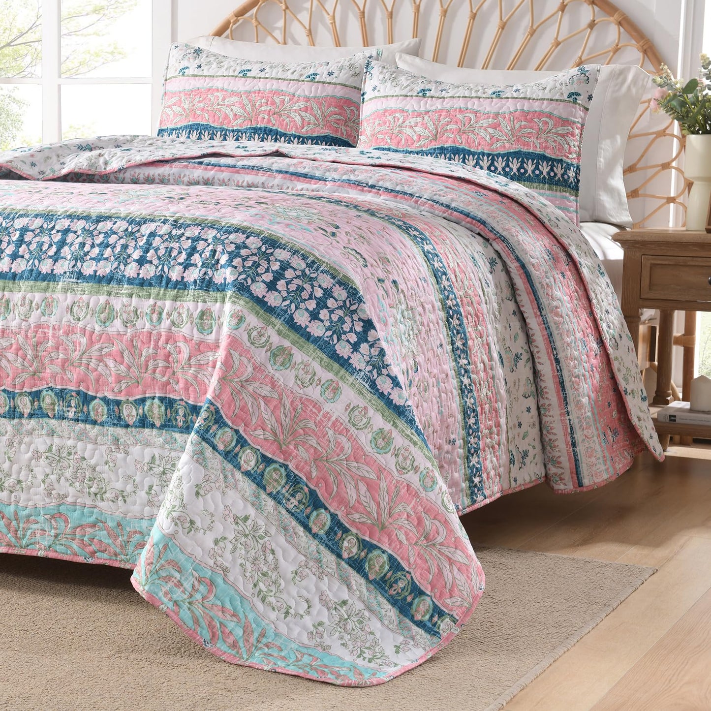 HORIMOTE HOME Boho Style Queen Quilt Set Pink Bohemian Floral Strip Quilt Beddding Set, Soft and Lightweight Bedspread for All Season, Full Size Bed Coverlet with 2 Matching Pillow Shams (3 Pieces)