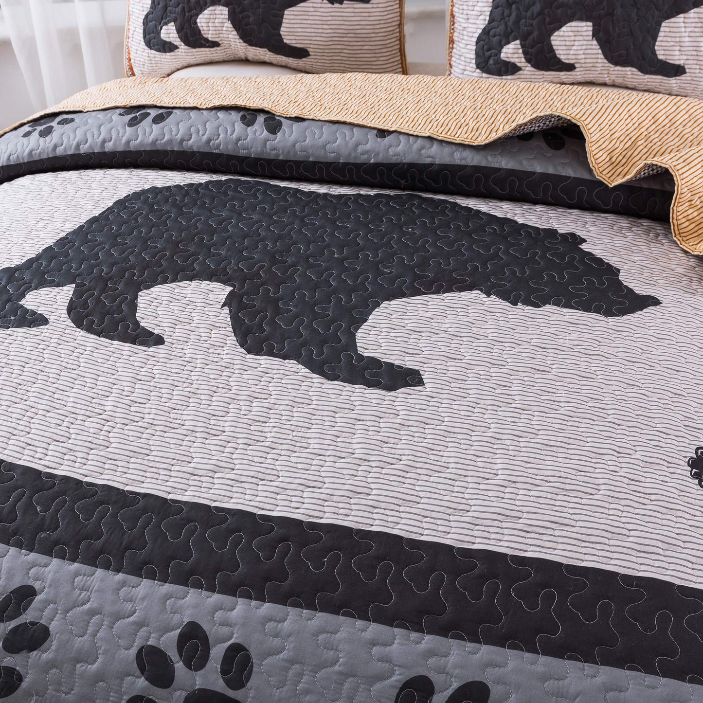 Soul & Lane Bear Quilt Set - Queen Size with 2 Shams, Rustic Lodge Cabin Quilted Bedspread with Wildlife Black Bear Design, Country Wilderness Themed Bedding with Forest and Outdoor Motif