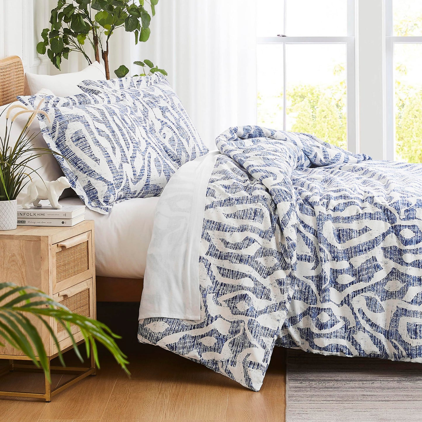 Southshore Fine Living, Inc. Oversized California King Duvet Cover Set - Printed Blue Duvet Cover King Size - Pet Hair Resistant Bedding, Fade Resistant, Zipper Closure - 2 Pillow Shams - Khari Blue