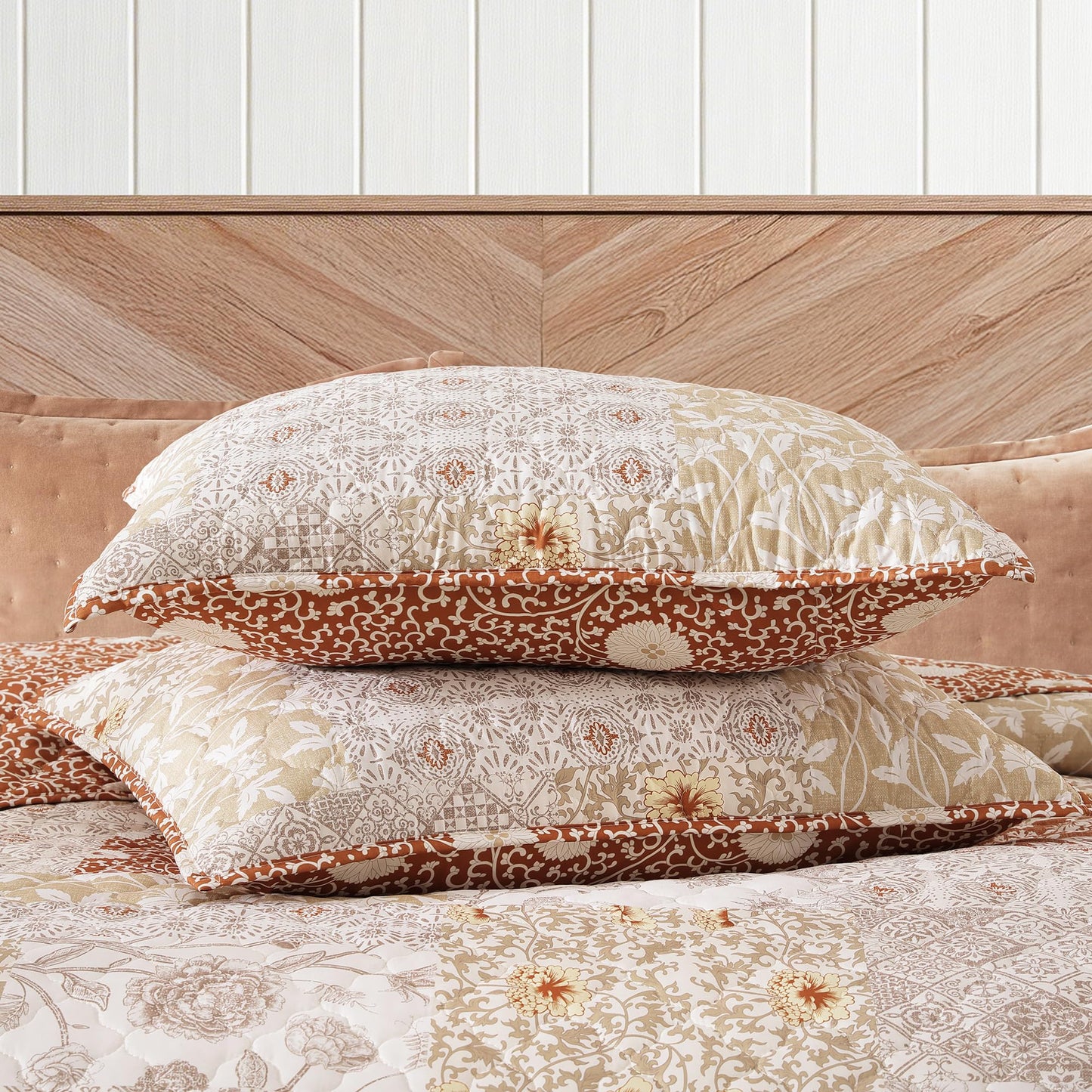 BLOOMHAVEN Quilt Set Queen Size, Patchwork Terracotta Floral Quilt Sets, Reversible Bedspread Lightweight and Breathable for All Seasons, Soft Quilted Bedspread with 2 Pillow Shams