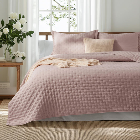 Bedsure Quilts Queen Size - Dusty Rose Bedspread Queen Size & Lightweight Comforter, Country Cottage Coverlet with Clover Pattern, Ultra Soft All-Season Bedding, 90 x 96 Inches