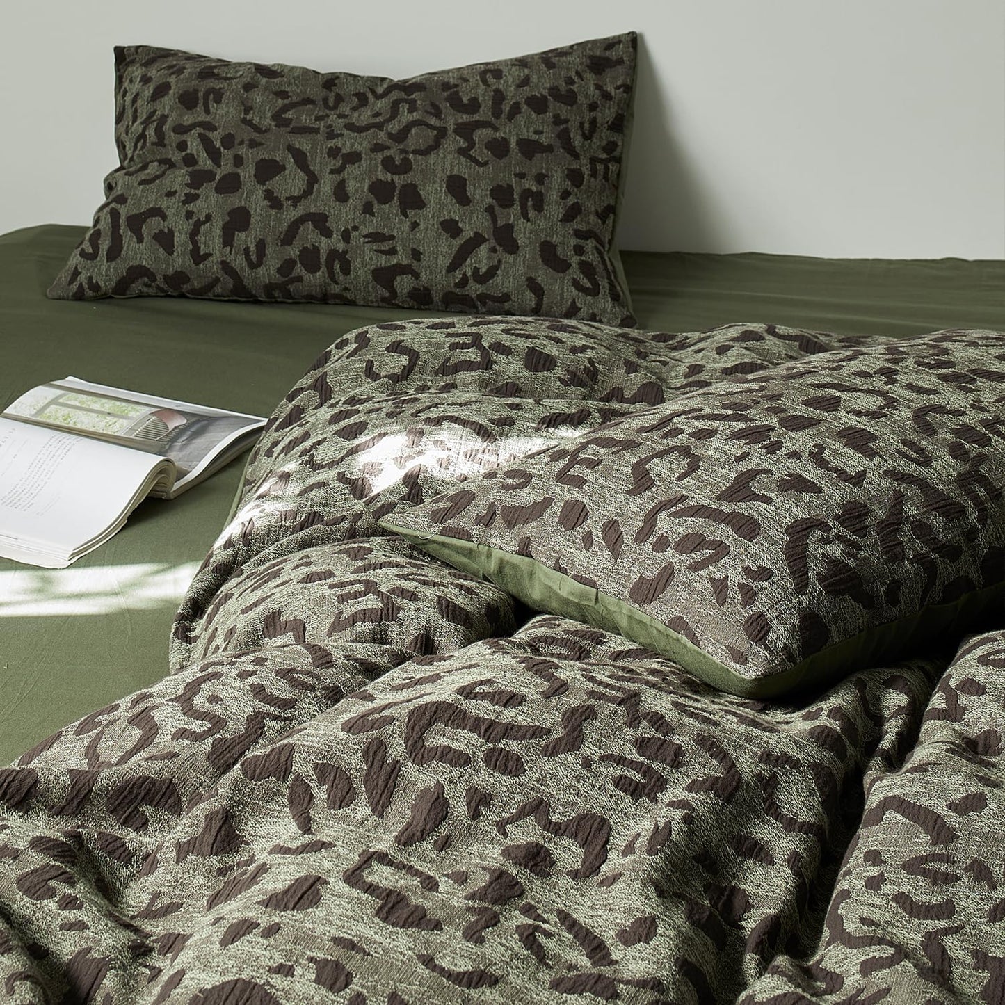 mixinni Leopard Duvet Cover King Size, Premium Yarn-Dyed Jacquard Cotton Duvet Cover with Green Leopard Print, Farmhouse Bedding Set with 2 Pillowcases Perfect for Him and Her-(King Size, Green)