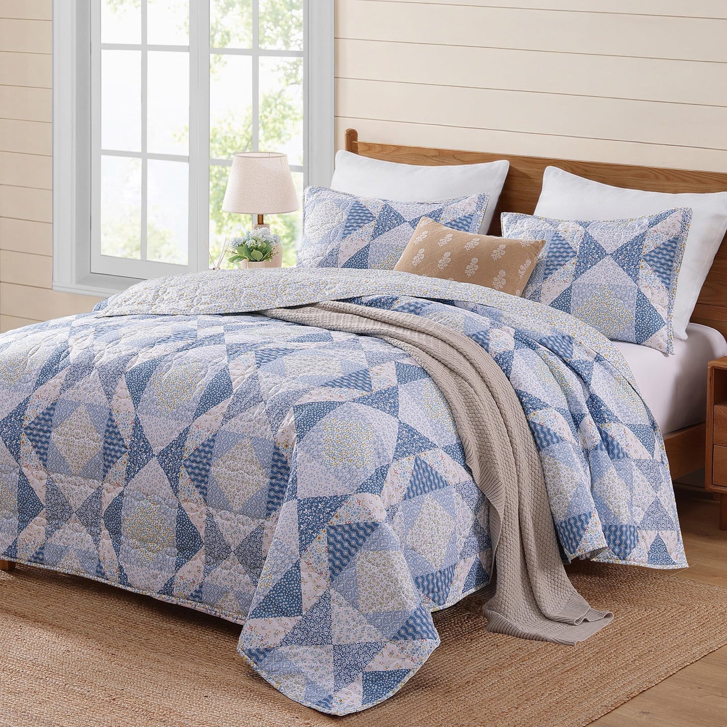 BLOOMHAVEN Quilt Set Queen Size, Patchwork Blue Marigold Floral Quilt Sets, Reversible Bedspread Lightweight and Breathable for All Seasons, Soft Quilted Bedspread with 2 Pillow Shams