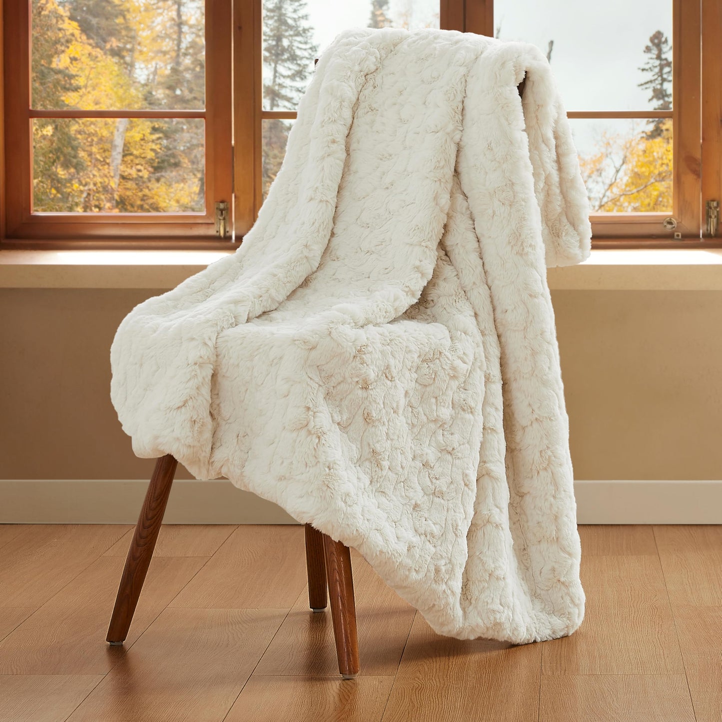 UGG Amanda Faux Fur Throw Blanket, Plush Fluffy Throw Blankets for Couch or Bed Sofa, Soft and Fuzzy Oversized Fur All Seasons Comfort, College Dorm Essentials for Guys, 50x70-inch, Snow (White)