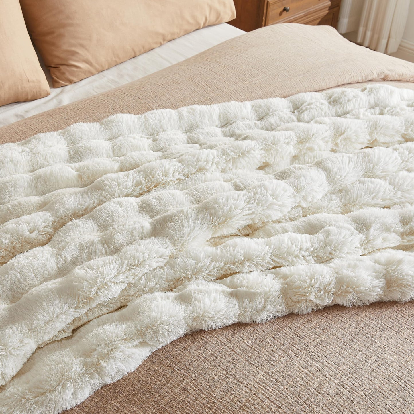 JELLYMONI Faux Fur Throw Blanket, White Throw Blanket for Couch, Fuzzy Cozy Plush Bubble Bed Blanket, Thick and Warm Blanket, Twin (60" x 80")