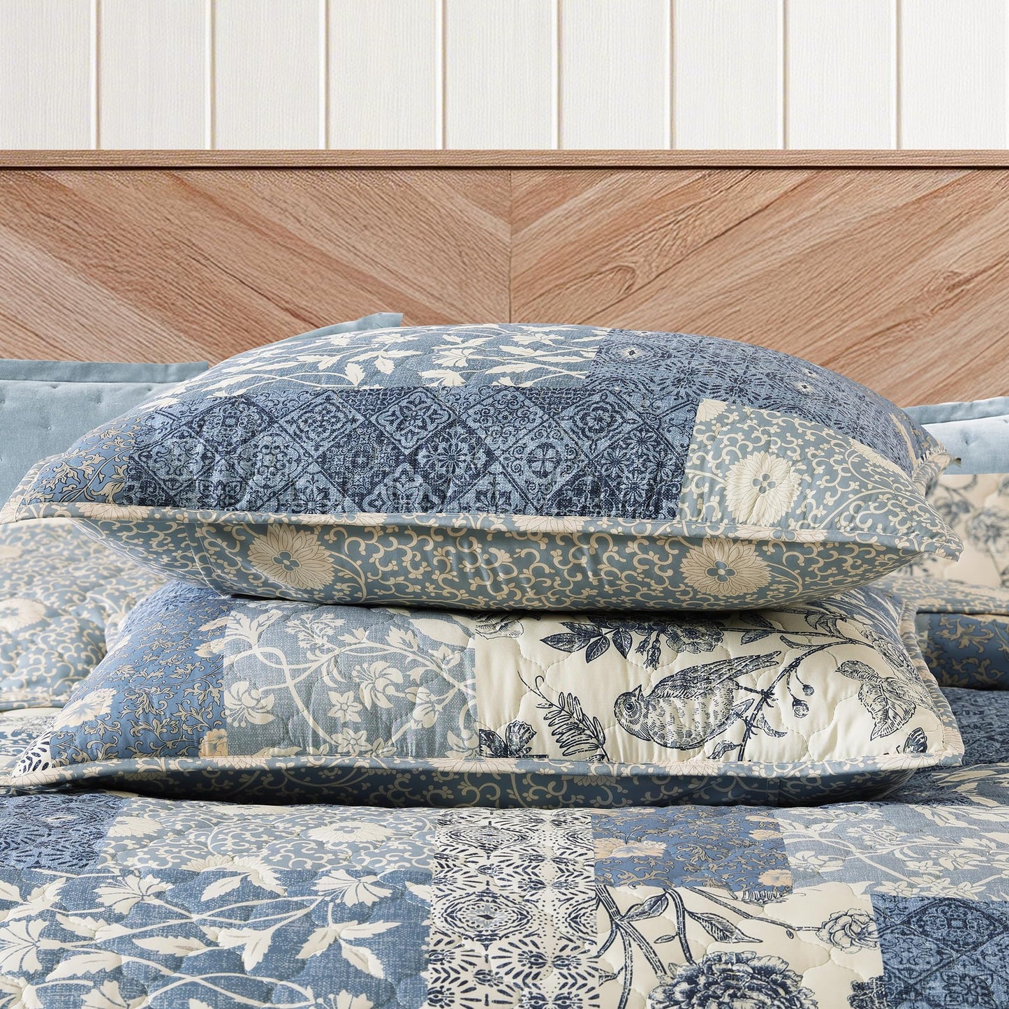 BLOOMHAVEN Quilt Set Queen Size, Patchwork Blue Floral Quilt Sets, Reversible Bedspread Lightweight and Breathable for All Seasons, Soft Quilted Bedspread with 2 Pillow Shams
