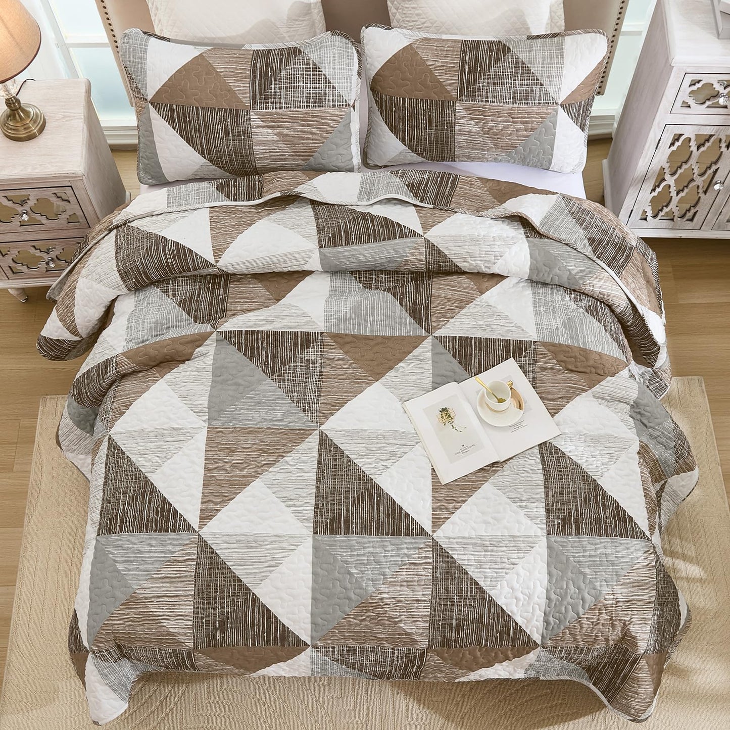 Dintszyayue Quilt Queen Size Brown, 3 Pieces Patchwork Bedspread Bedding for Queen Size Bed, Soft Lightweight Microfiber Geometric Coverlet Set for All Season Quilt with 2 Pillowcases