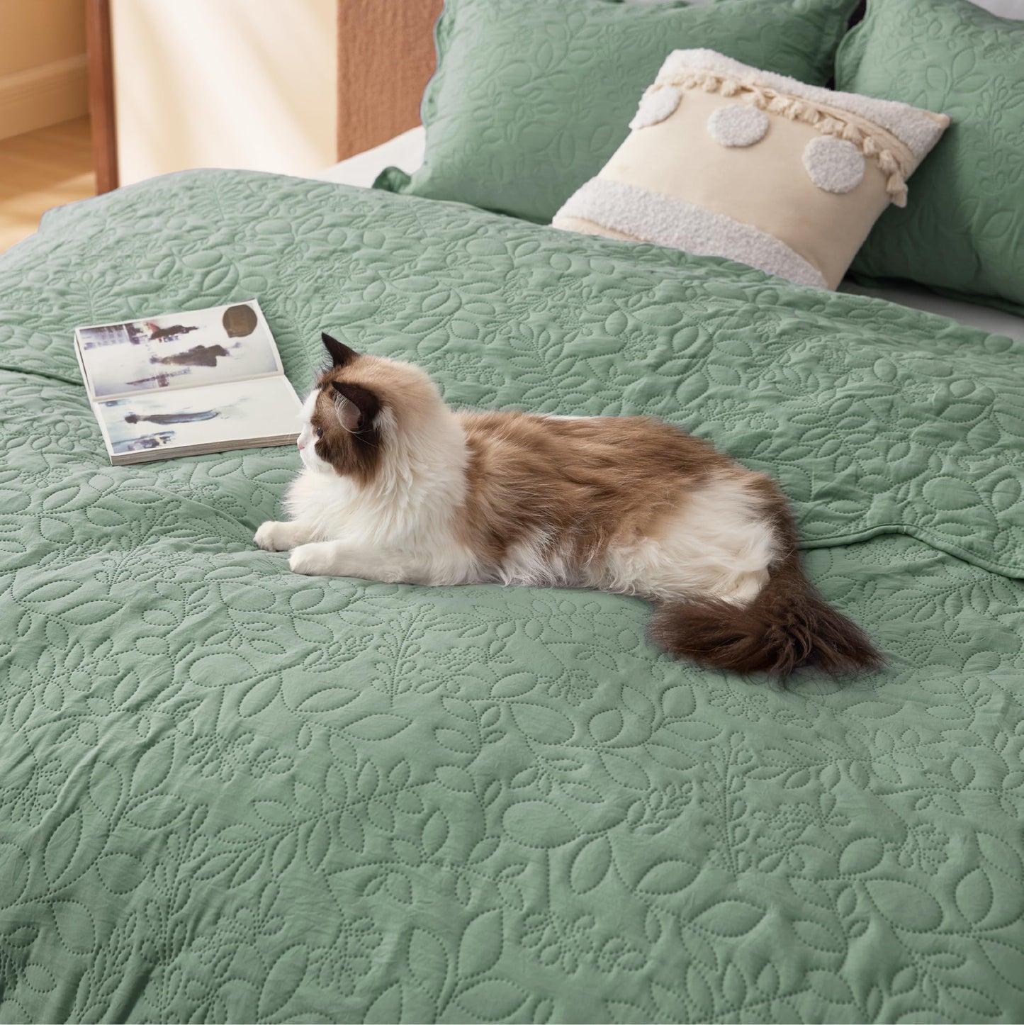 Bedsure Quilt King Size - Ultra Soft Pre-Washed Cloud-Like Bedding, All-Season Lightweight Comforter for Country Bedroom, Leaf Design Coverlet in Sage Green, 106 x 96 Inches