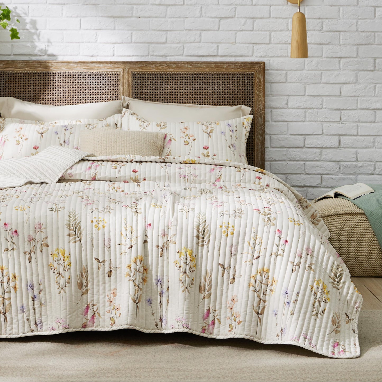 Bedsure Floral Quilt Queen Size - Reversible Botanical Floral Comforter, Spring Lightweight Bedspread Quilt Bedding, Soft Microfiber Coverlet for All Seasons (90"x96")