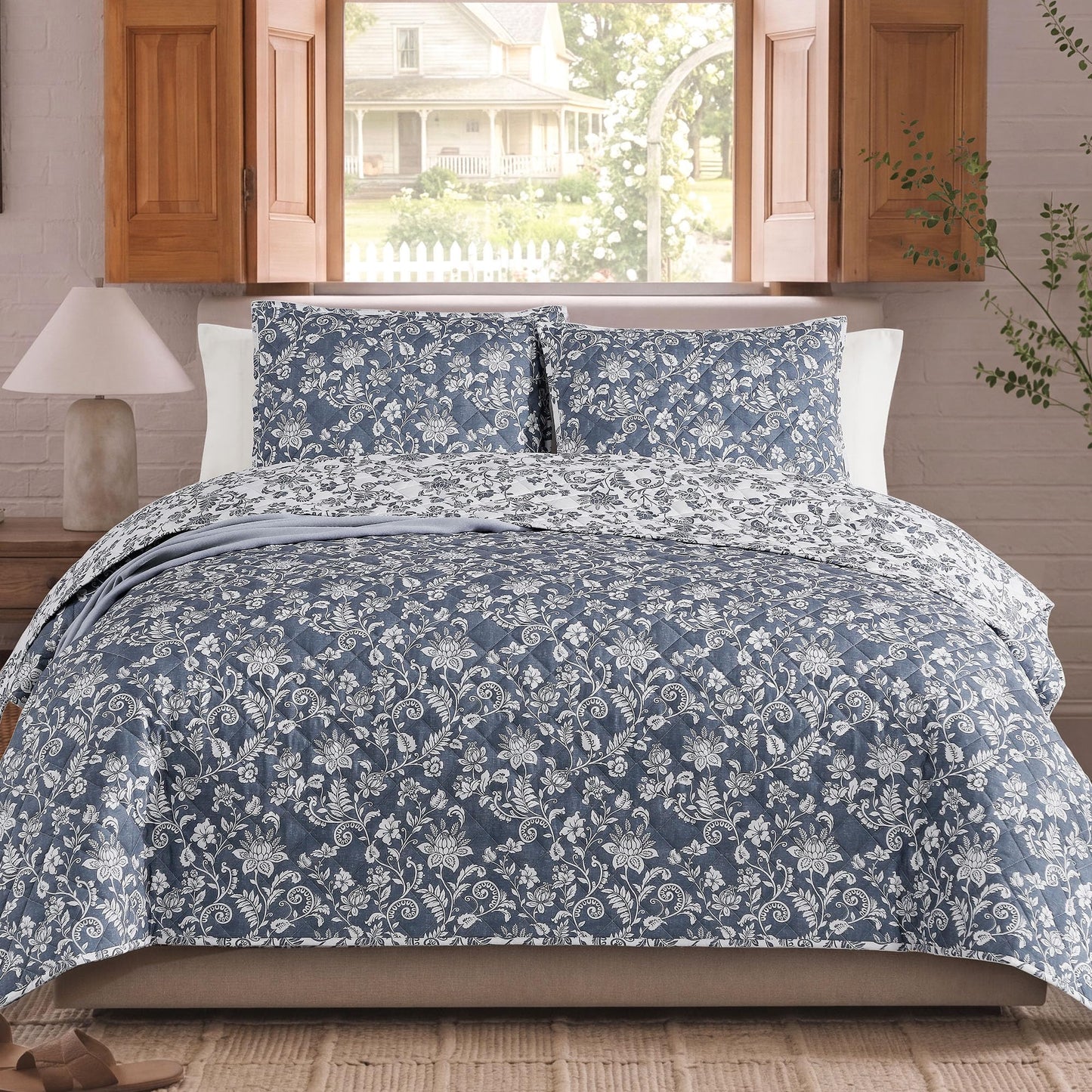 BLOOMHAVEN Quilt Set Queen Size, Oxford Blue Floral Quilt Sets, Reversible Bedspread Lightweight and Breathable for All Seasons, Soft Quilted Bedspread with 2 Pillow Shams