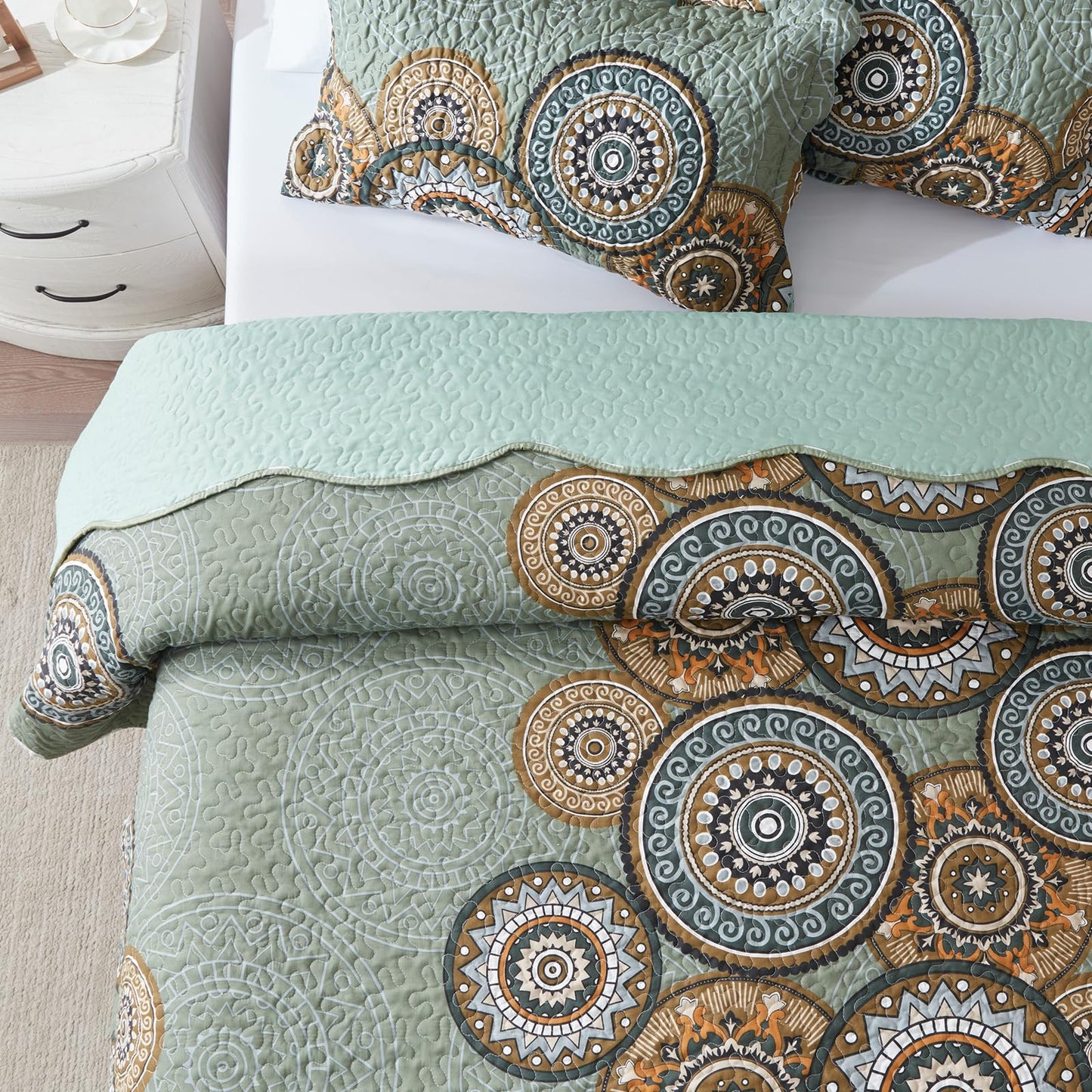 LEAONME 3 Pieces King Size Olive Green Quilt Set Lightweight Oversized Bedspread 98''x106'' Soft Microfiber Floral Coverlet Luxurious Warm Bed Cover for All Seasons (1 Quilt, 2 Pillow Shams)