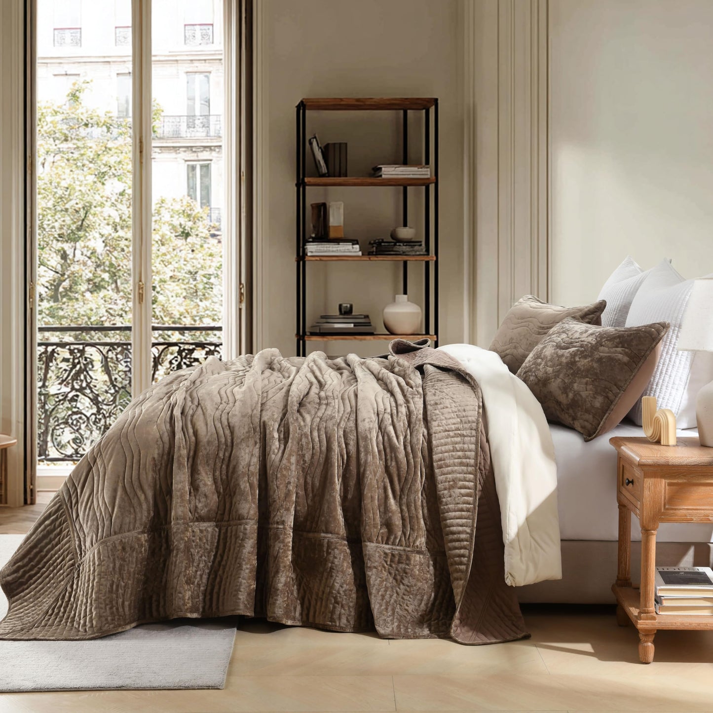 AJOCCI Velvet California King Size Quilt, Oversized California Comforter Set Mocha Brown Bedding Set (118”*106”) with 2 Pillow Shams, Luxurious Quilt Set,All-Season 3 Pieces