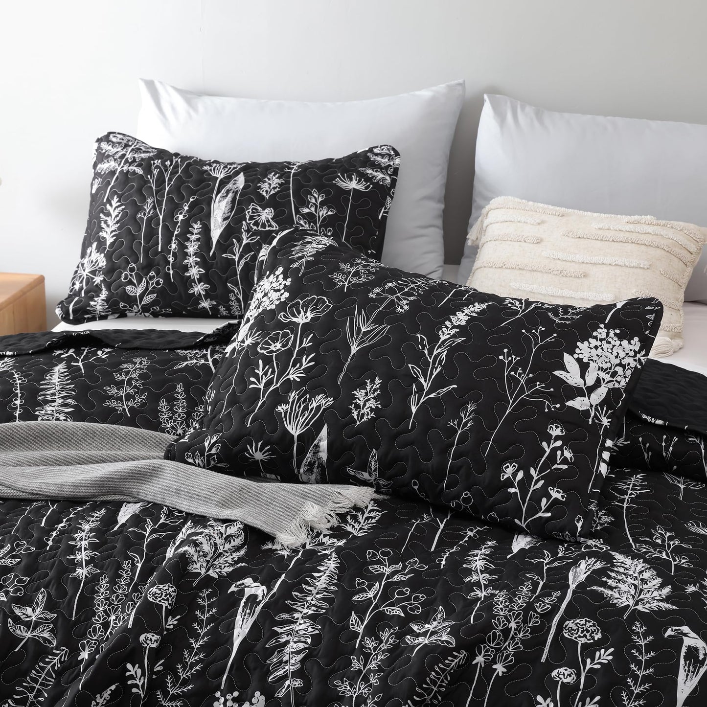 JANZAA Quilts Queen Size Bed Spread Botanical 3 Pieces Quilts Queen Size Sets with Floral Pattern Lightweight Microfiber Bedding Reversible 1 Quilt and 2 Pillow Cases-Black