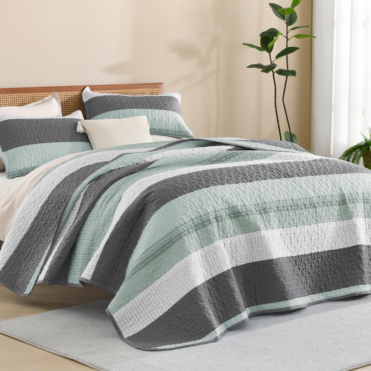 Litanika Quilt King Size Sage Green, Stripe Patchwork Summer Bedspread Coverlet 3 Pieces, Soft Lightweight Polyester Quilted Bedding Set for All Season(1 Quilt, 2 Pillowcases)