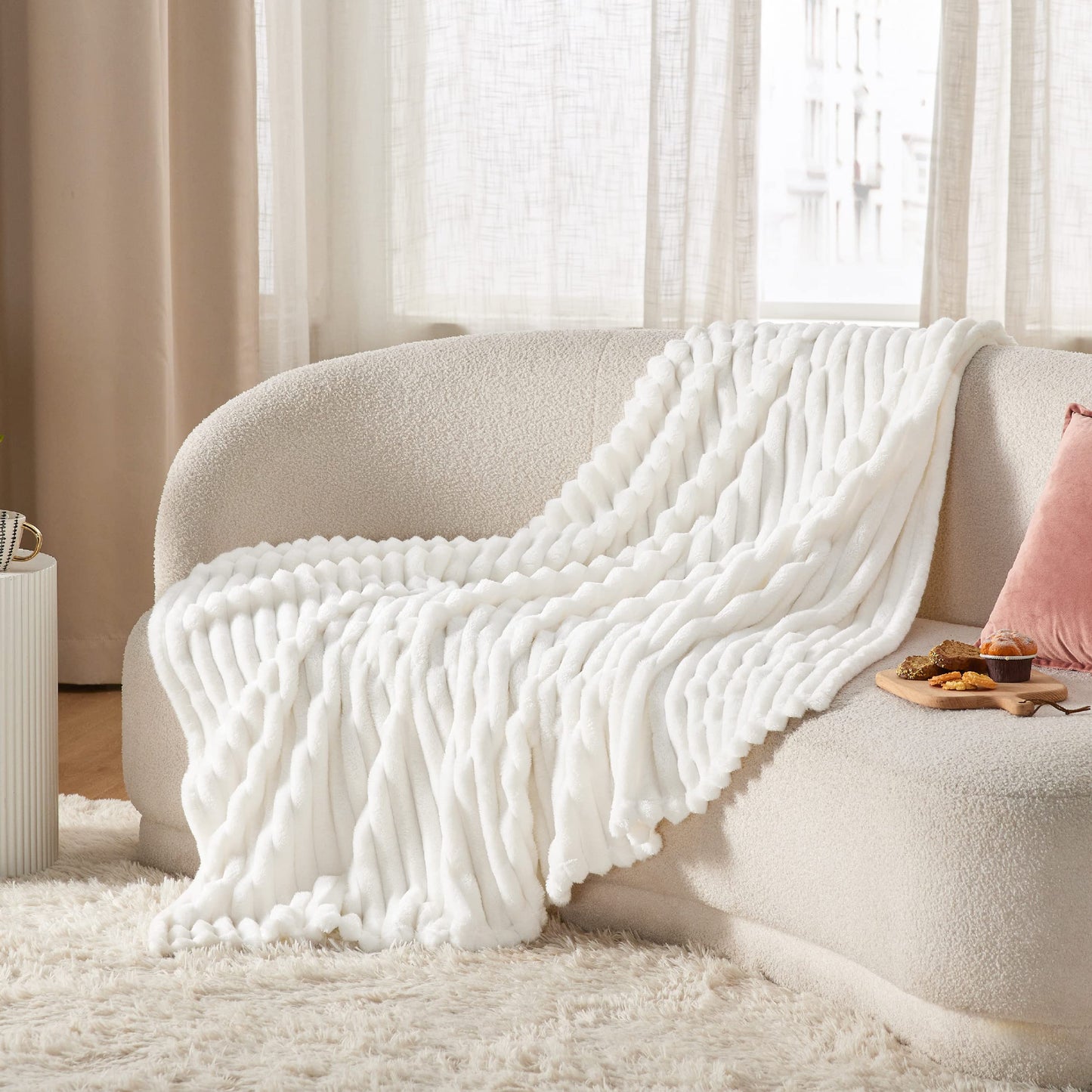 Bedsure Fleece Throw Blanket（White ＆ Beige）