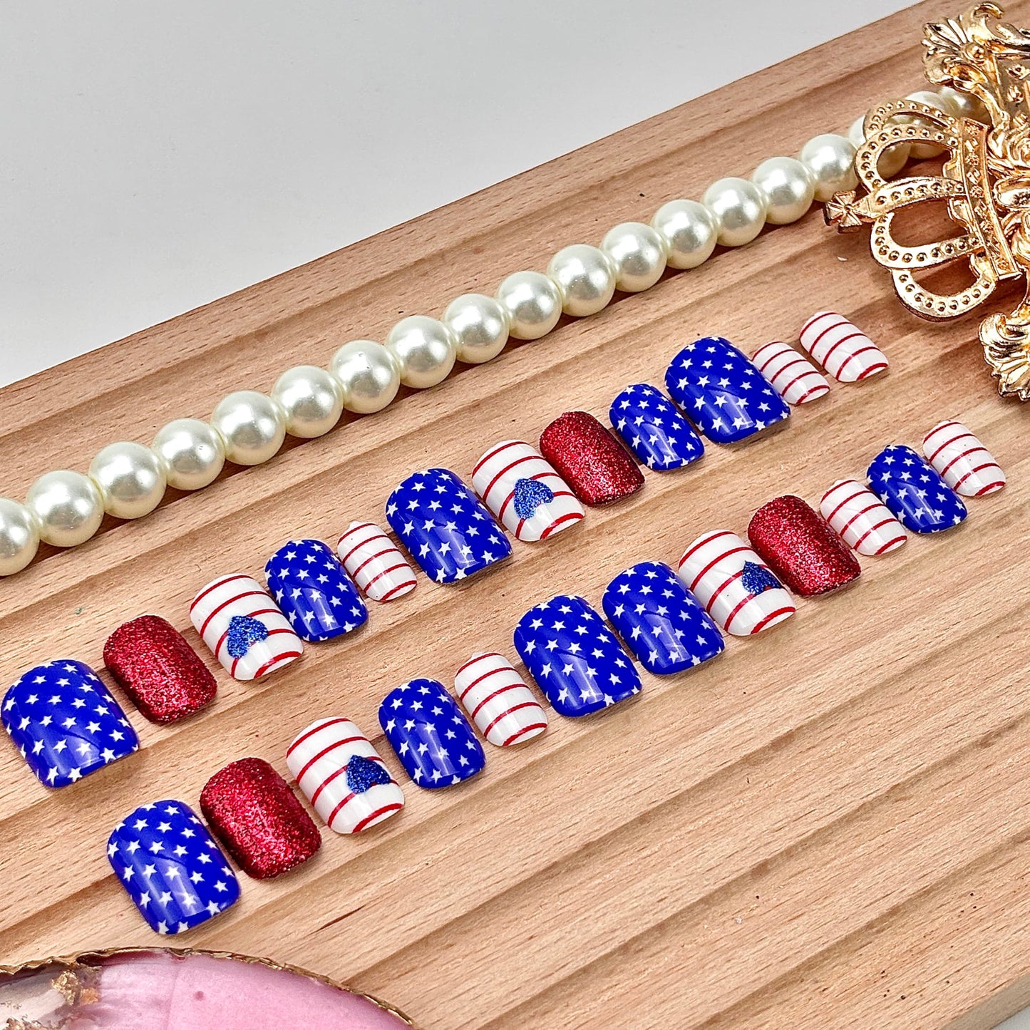 Independence Day Press on Nails Short Oval Fake Nails Red Stripes Glitter Stick on Acrylic Nails Mini Star Heart False Nails Reusable Full Cover Glue on Nails 4th of July Nails for Women Nail Decor