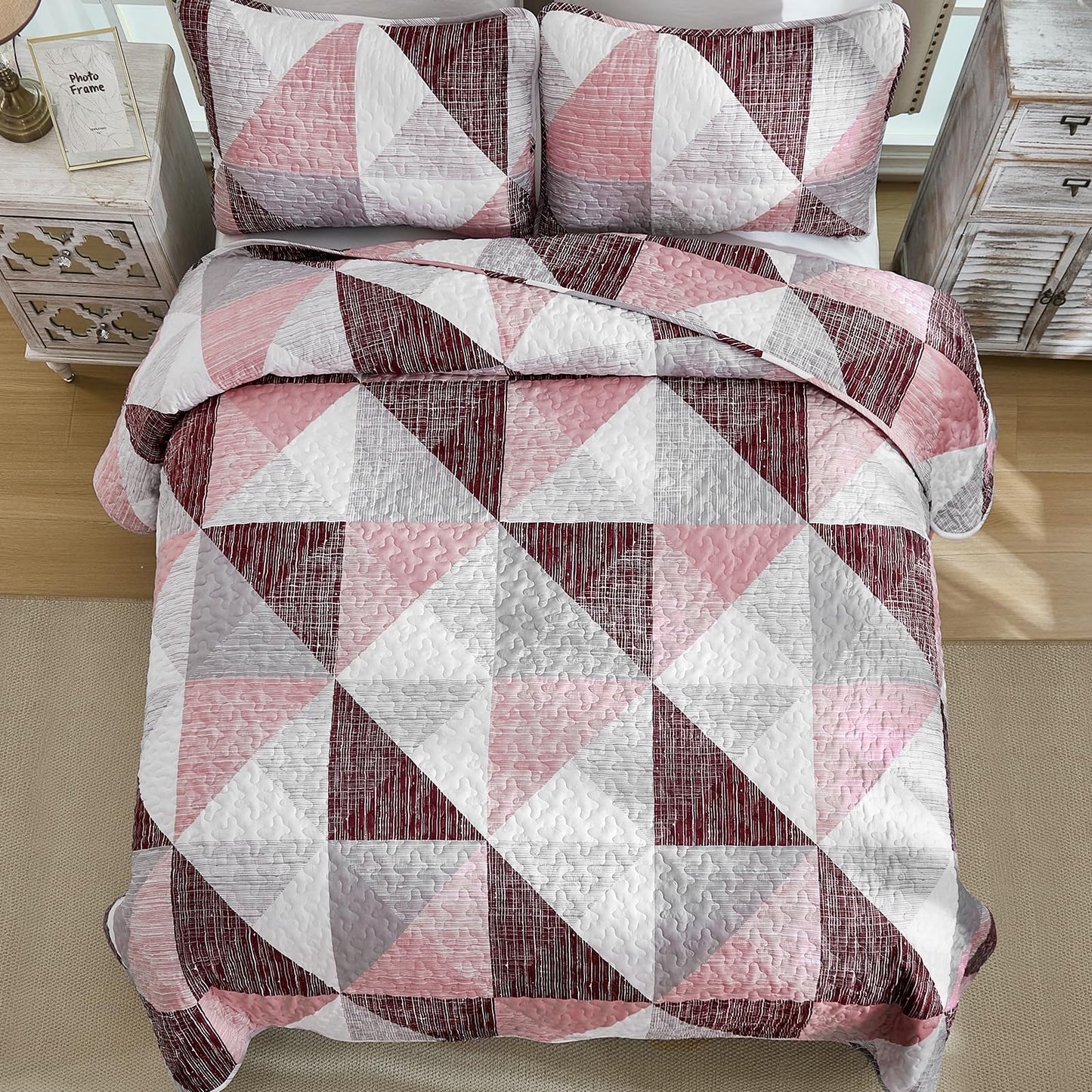 Dintszyayue Pink Quilt Queen Size, 3 Pieces Triangular Patchwork Bedspread Bedding for Queen Size Bed, Soft Lightweight Microfiber Geometric Coverlet Set for All Spring Quilt with 2 Pillowcases90 x96