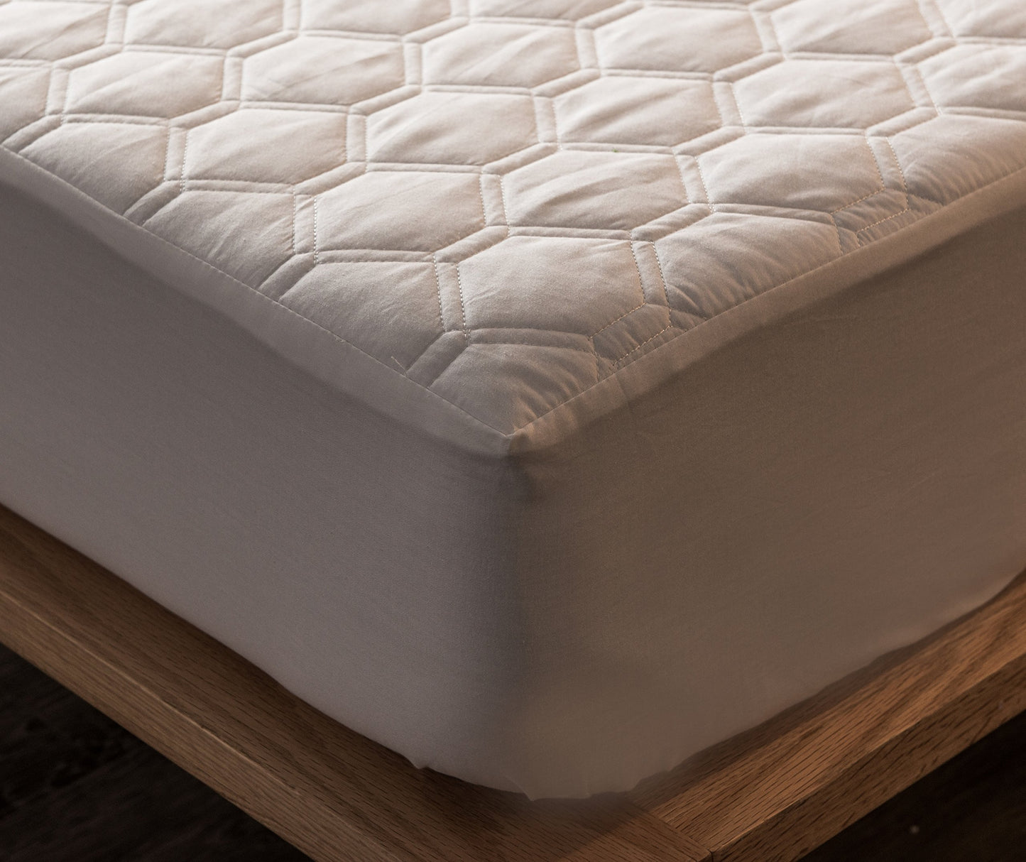 Hani Minna Premium Quilted Fitted Mattress Pad Protector Made with Natural Combed Cotton - Cooling and Breathable Mattress Topper (Queen)