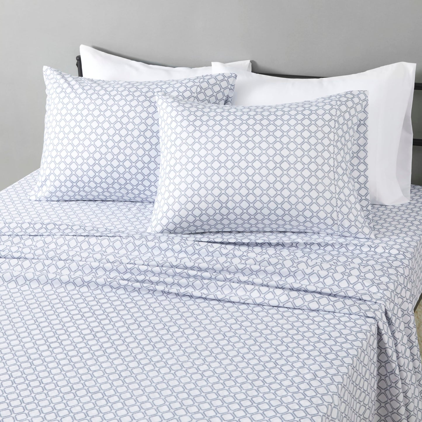 Amazon Basics Ultra-Soft Lightweight Microfiber 4-Piece Bed Sheet Set with Flat Sheet and Fitted Sheet, Polyester, Machine Wash, Queen, Aqua, Printed