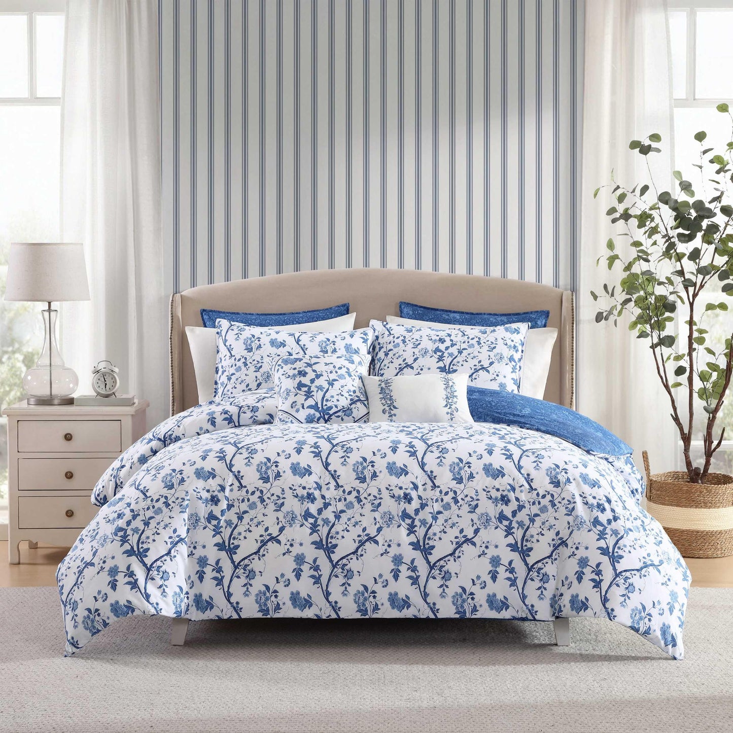 Laura Ashley – Queen Comforter Set, Reversible Floral Bedding with Matching Shams & Bonus Decorative Pillows, Medium Weight, 7-Piece, College Dorm Room Essentials (Elise Blue)