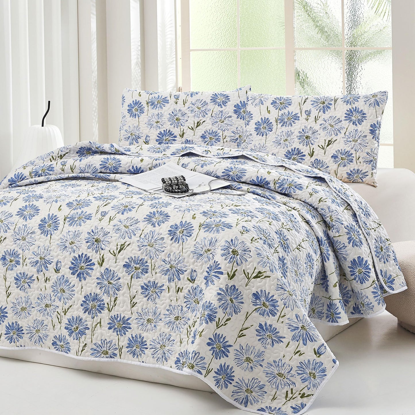 WHWODIDE Boho Floral Quilt Set King Lightweight Microfiber Bedspread Coverlet, Soft All Season Bedding with 2 Pillow Shams, Vintage Botanical Daisy Blue Flower Pattern (Daisy Blue, King)