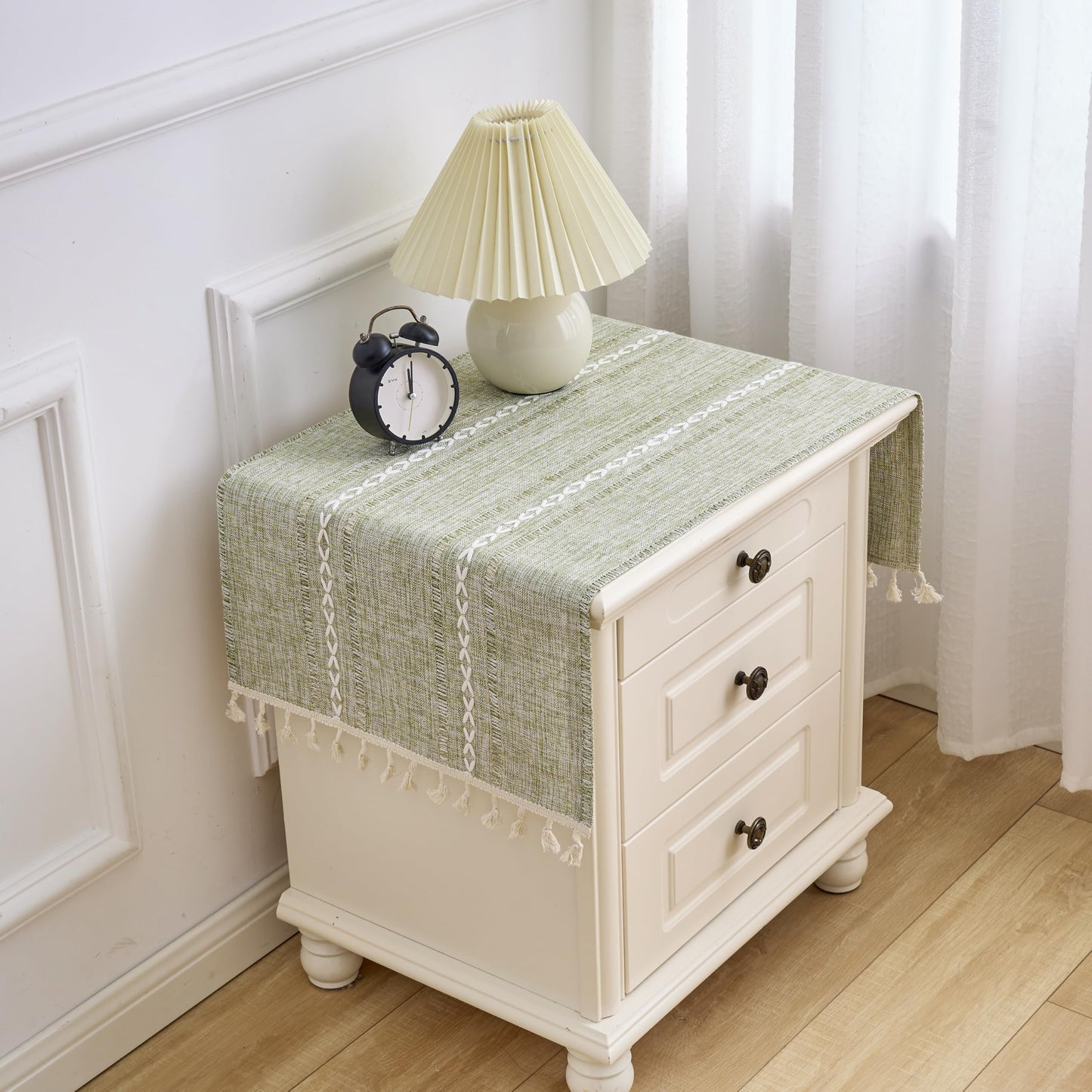 Wuluwala Small Bedside Tablecloth Nightstand Cover Cloth with Tassels Rustic Farmhouse End Table Cloth Linen Side Table Cover Suitable for Living Room Spring Summer Wedding Home Decor, Green