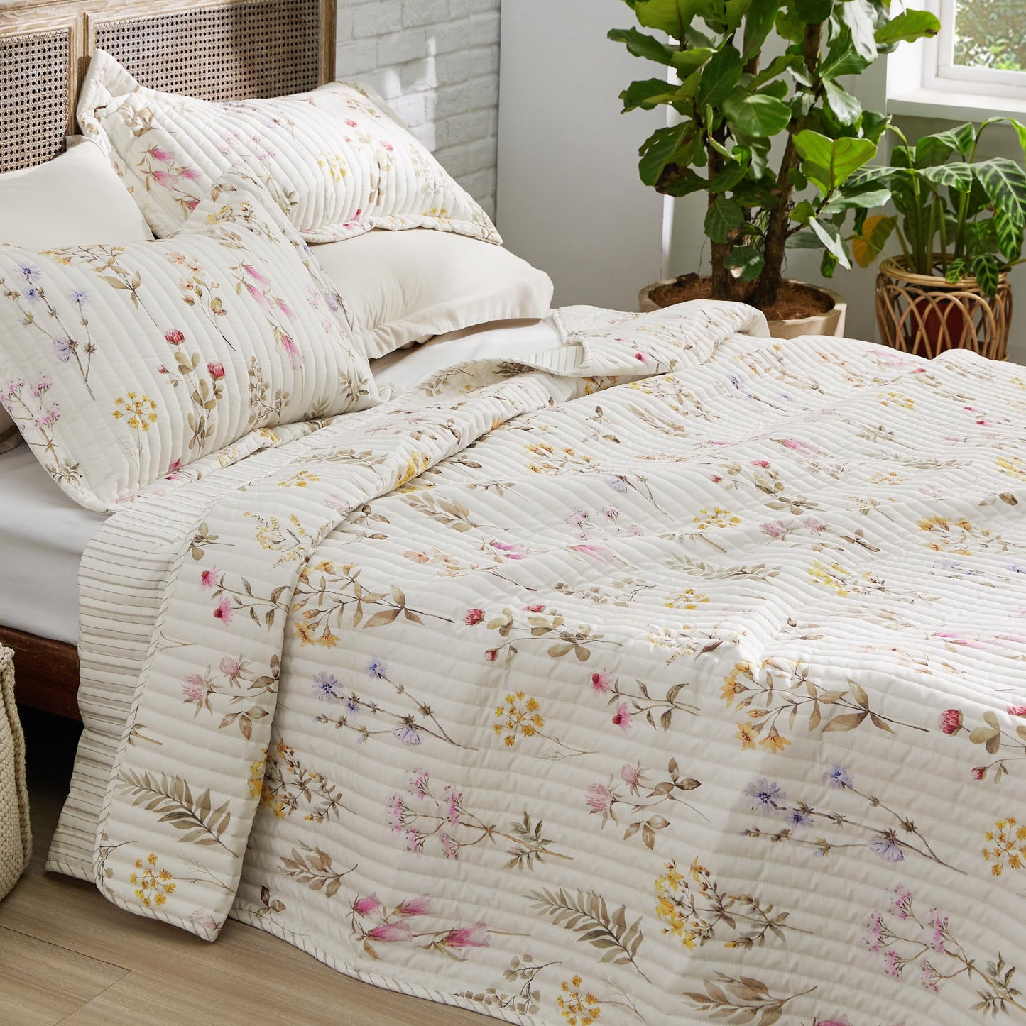 Bedsure Floral Quilt Queen Size - Reversible Botanical Floral Comforter, Spring Lightweight Bedspread Quilt Bedding, Soft Microfiber Coverlet for All Seasons (90"x96")