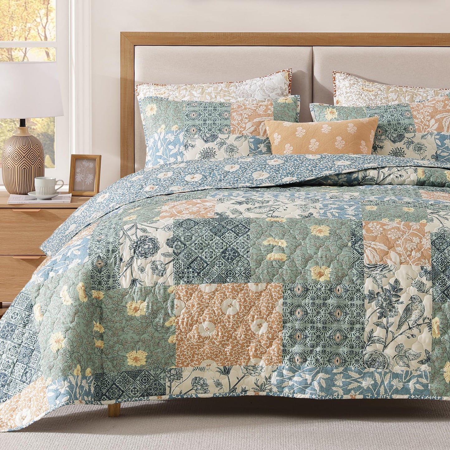 CASAAGUSTO Queen Quilt Set - 3 Pieces Patchwork Green Quilt Bedding Set, Lightweight Queen Bedspread Coverlet, Reversible Floral Bed Cover for All Seasons (90"x94", 1 Quilt + 2 Pillow Shams)