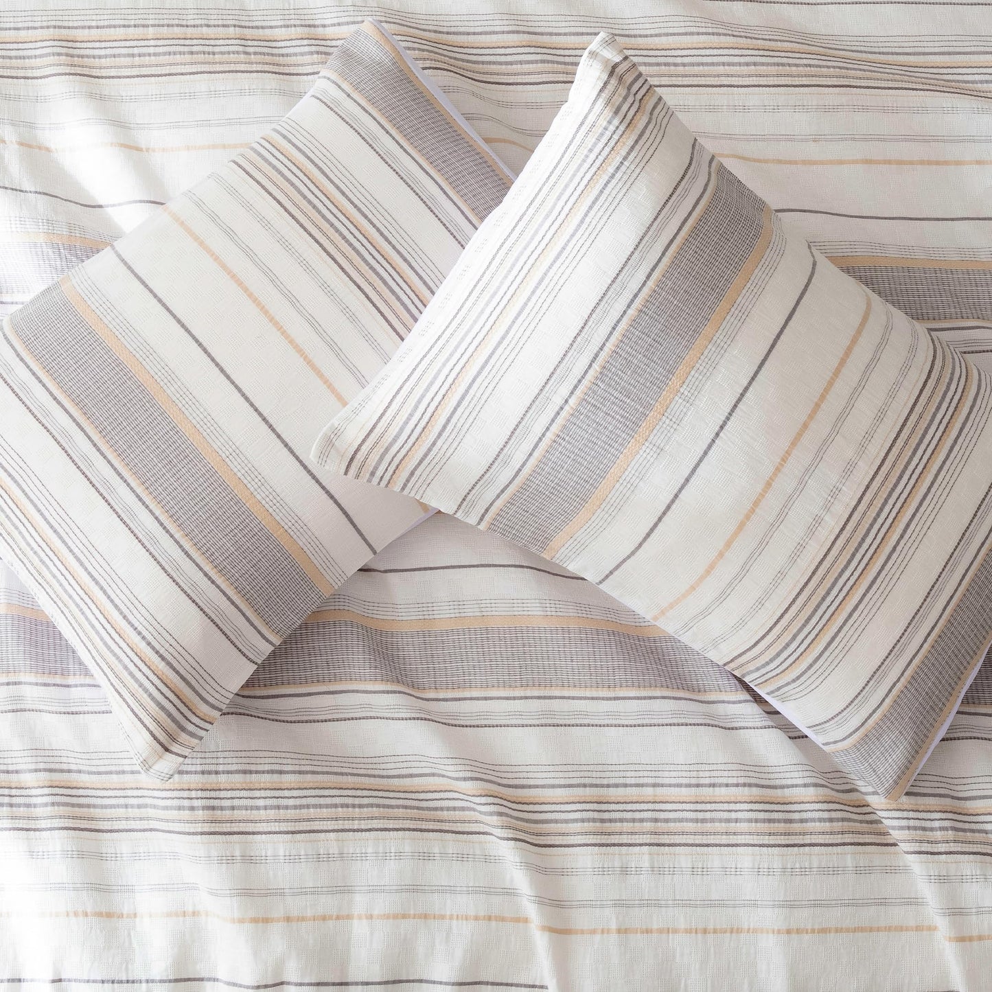 Amazon Basics Comforter Set, 3-Piece Jacquard Comforter and 2 Pillow Shams, All-Season Bedding, Queen, Beige Striped