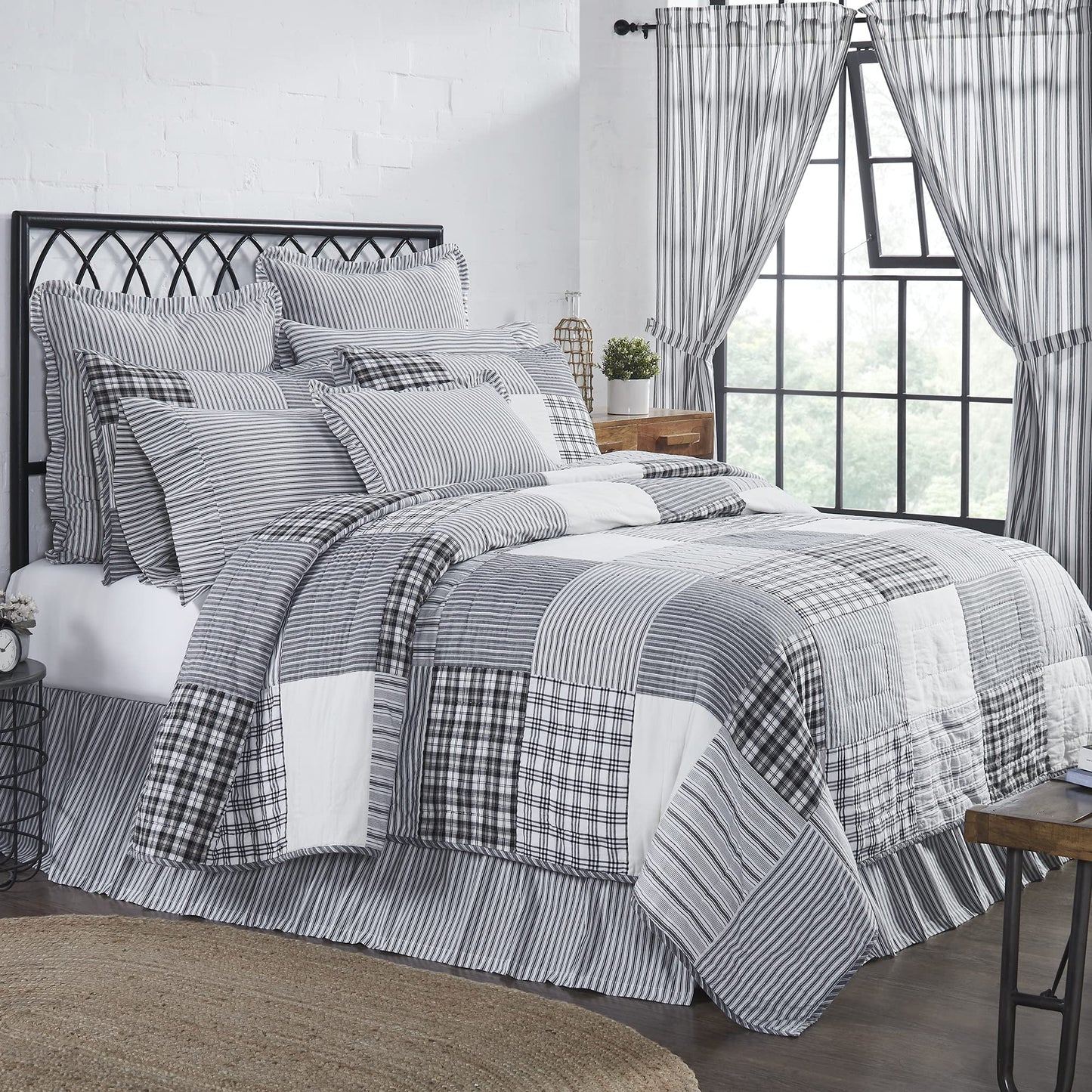 VHC Brands Sawyer Mill Black 5 Piece Queen Quilt Set (1 Queen Quilt, 2 Standard Shams, 2 Standard Pillowcase)