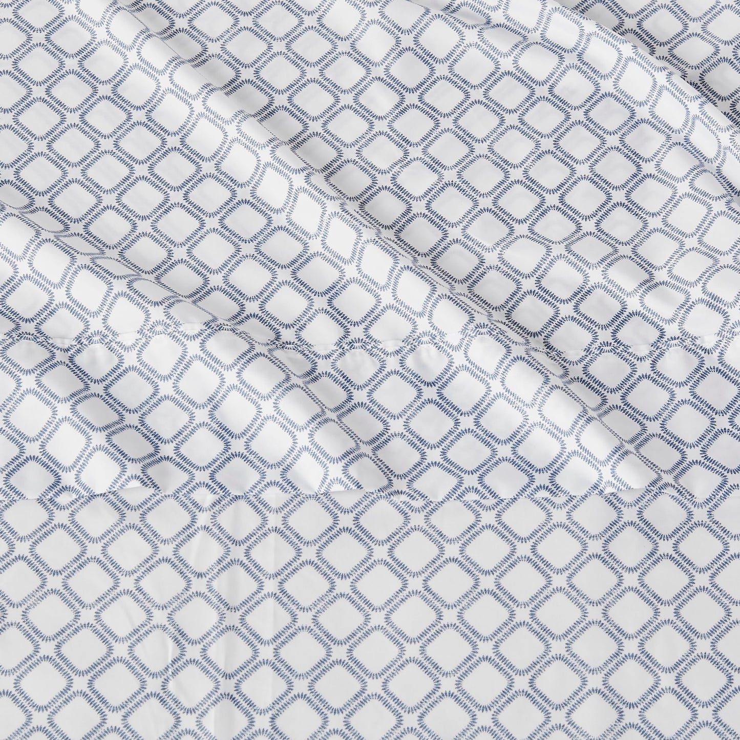 Amazon Basics Ultra-Soft Lightweight Microfiber 4-Piece Bed Sheet Set with Flat Sheet and Fitted Sheet, Polyester, Machine Wash, Queen, Aqua, Printed