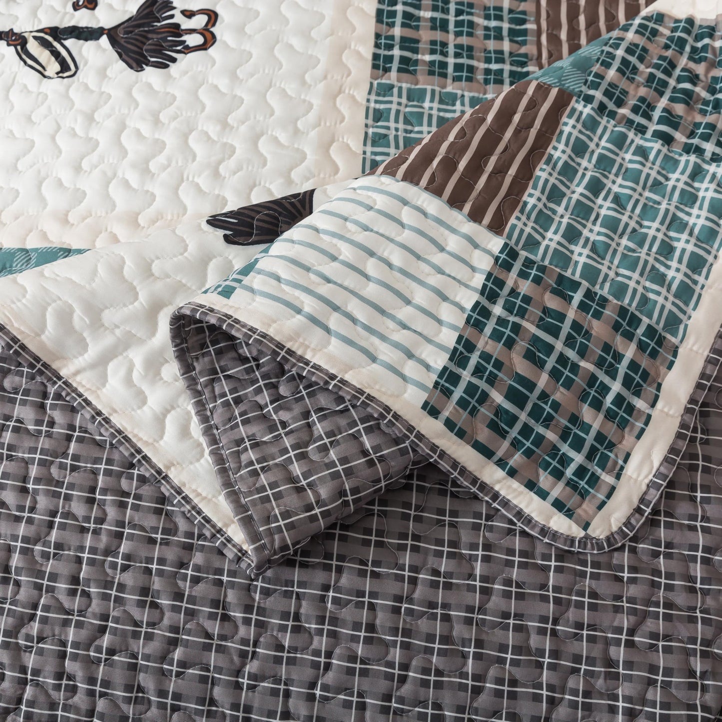 Soul & Lane Fishing Quilt Set – Queen and 2 Shams, Cozy Lake Bedding for Lodge or Cabin Themed Rooms, Rustic Bedspread with Fish Theme Design, Quilted Cabin Coverlet, Fisherman’s Tale