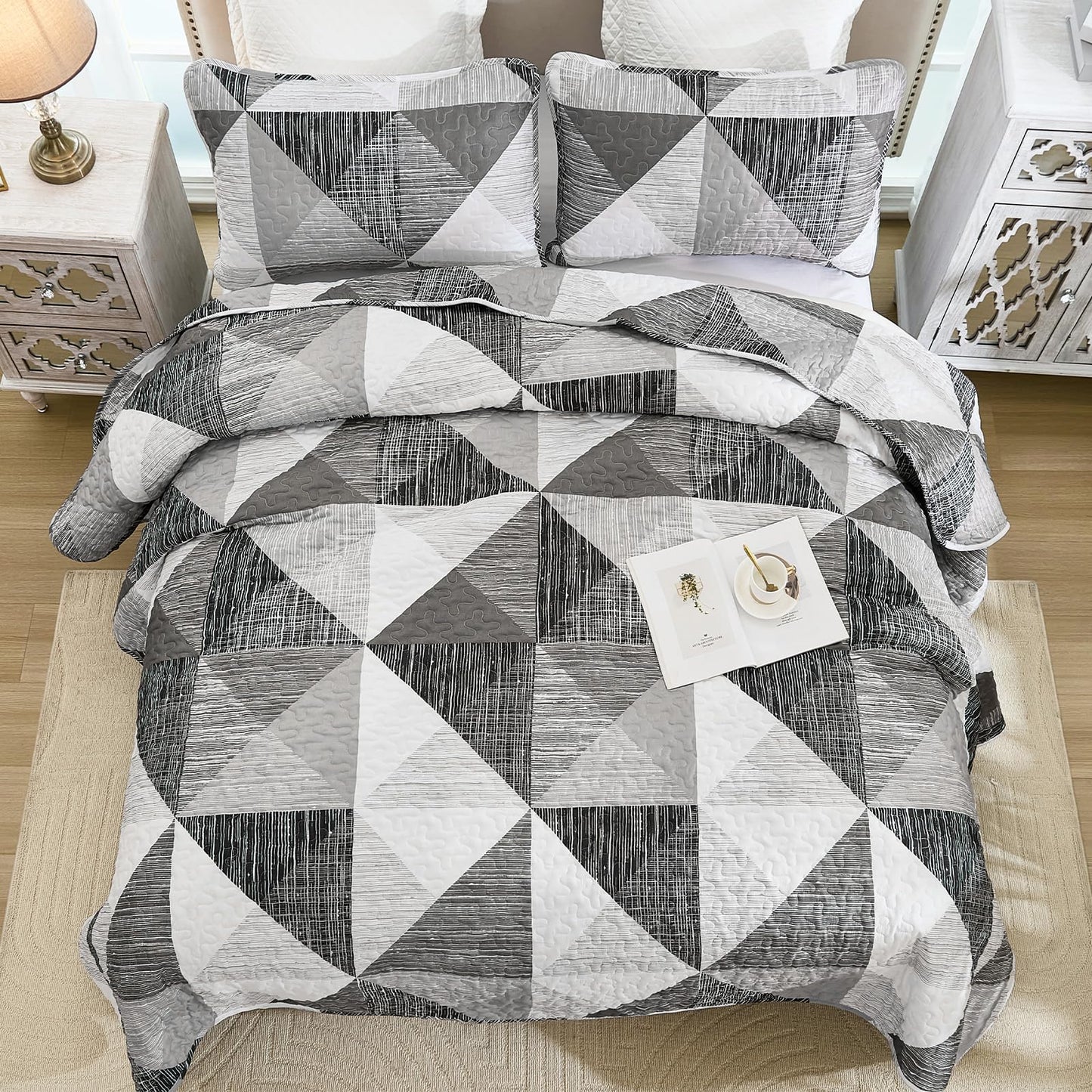 Dintszyayue Quilt Queen Size Grey, 3 Pieces Patchwork Bedspread Bedding for Queen Size Bed, Soft Lightweight Microfiber Geometric Coverlet Set for All Season Quilt with 2 Pillowcases