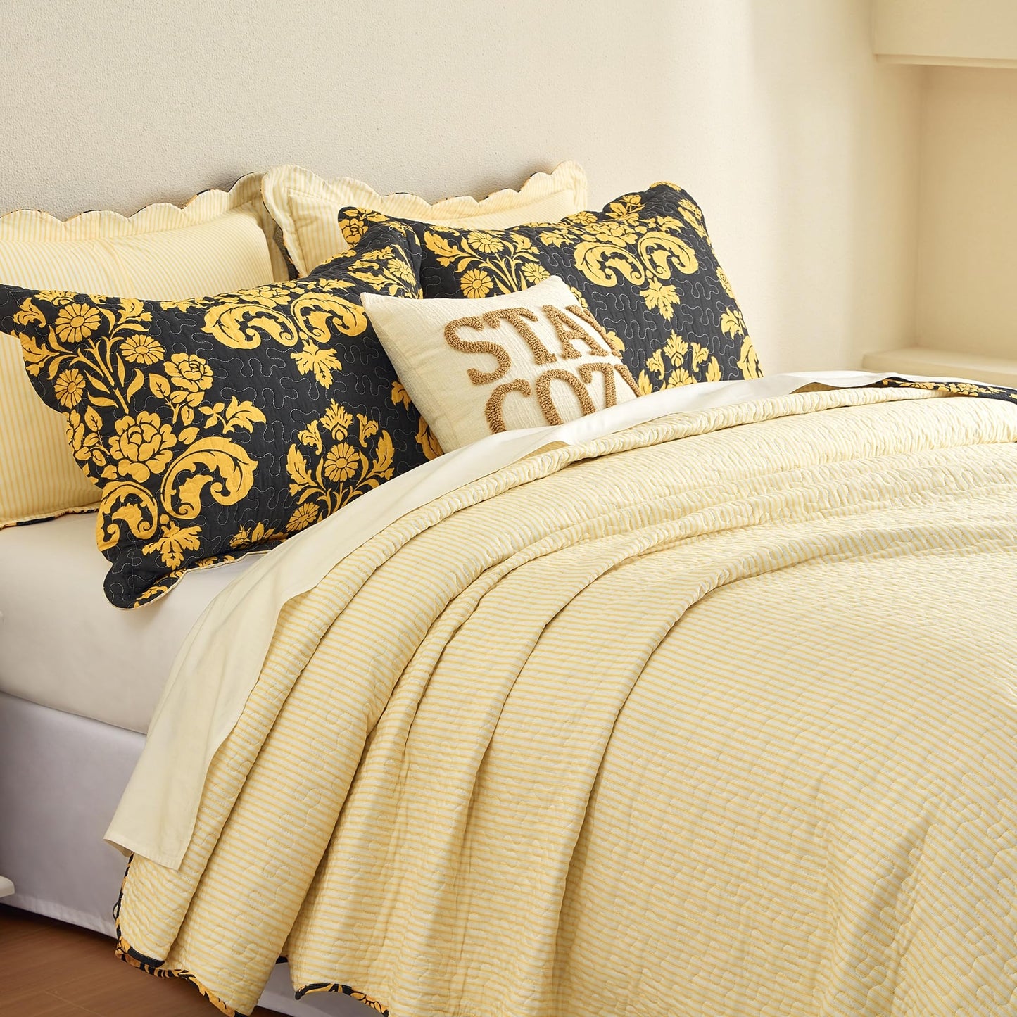 Cinefoso King Size Quilt - 100% Cotton Yellow Striped Bedding Set - Reversible Scallop Quilt Bedspreads- Quilted Modern Farmhouse Coverlets - Lightweight for All Season - Pre-Washed 3-Piece
