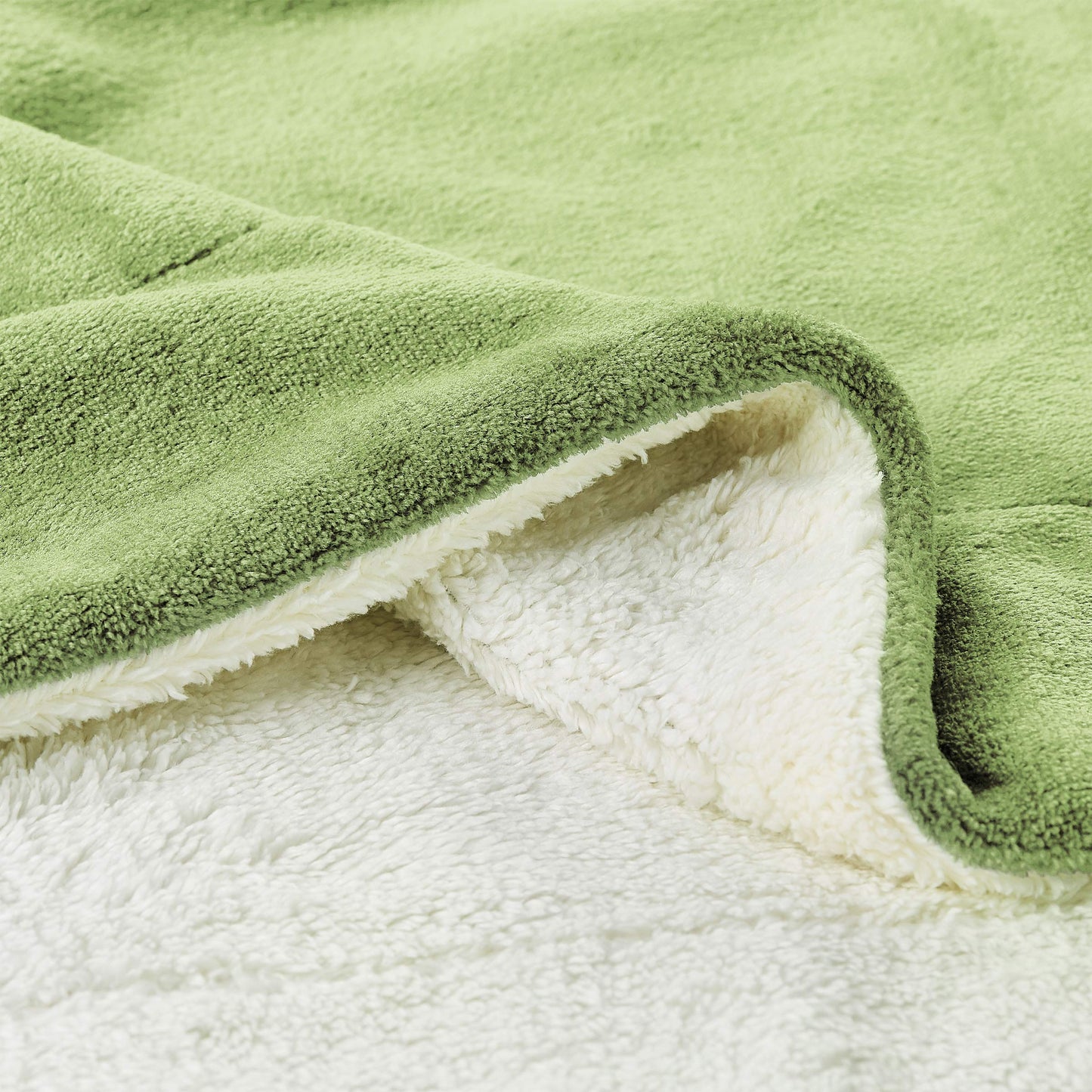 Lavish Home Poly Fleece Sherpa – Oversized Plush Woven Polyester Sherpa Fleece Solid Color Throw – Breathable and Machine Washable in Aloe Green and White