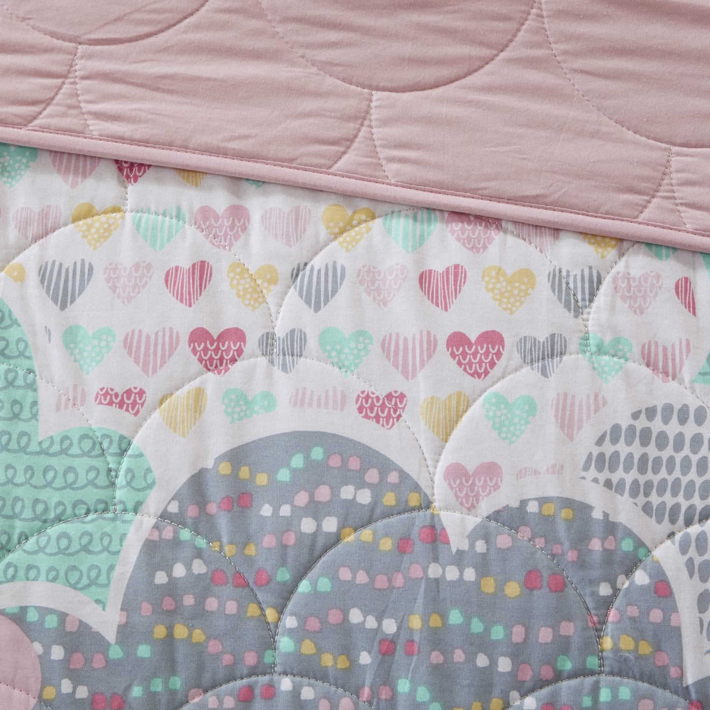 Intelligent Design Kids Reversible Cotton Quilt Set - Vibrant Fun, Playful Print, All Season Children Bedding Coverlet Bedspread, Decorative Pillow, Bedroom Décor, Full/Queen, Cloud Pink 5 Piece