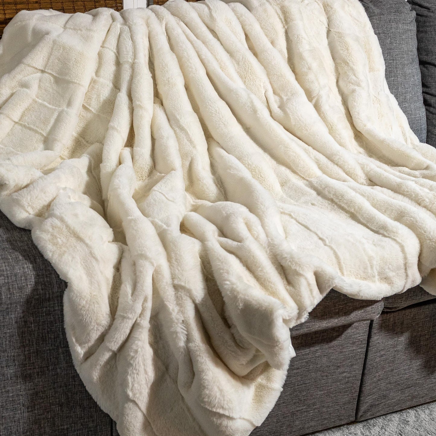 Lavish Home Faux Fur Blanket - 60x80-Inch Queen Size Throw Blanket with Plush Faux Fur Front and Mink Back - Bedding for Sofas and Beds (Cream)