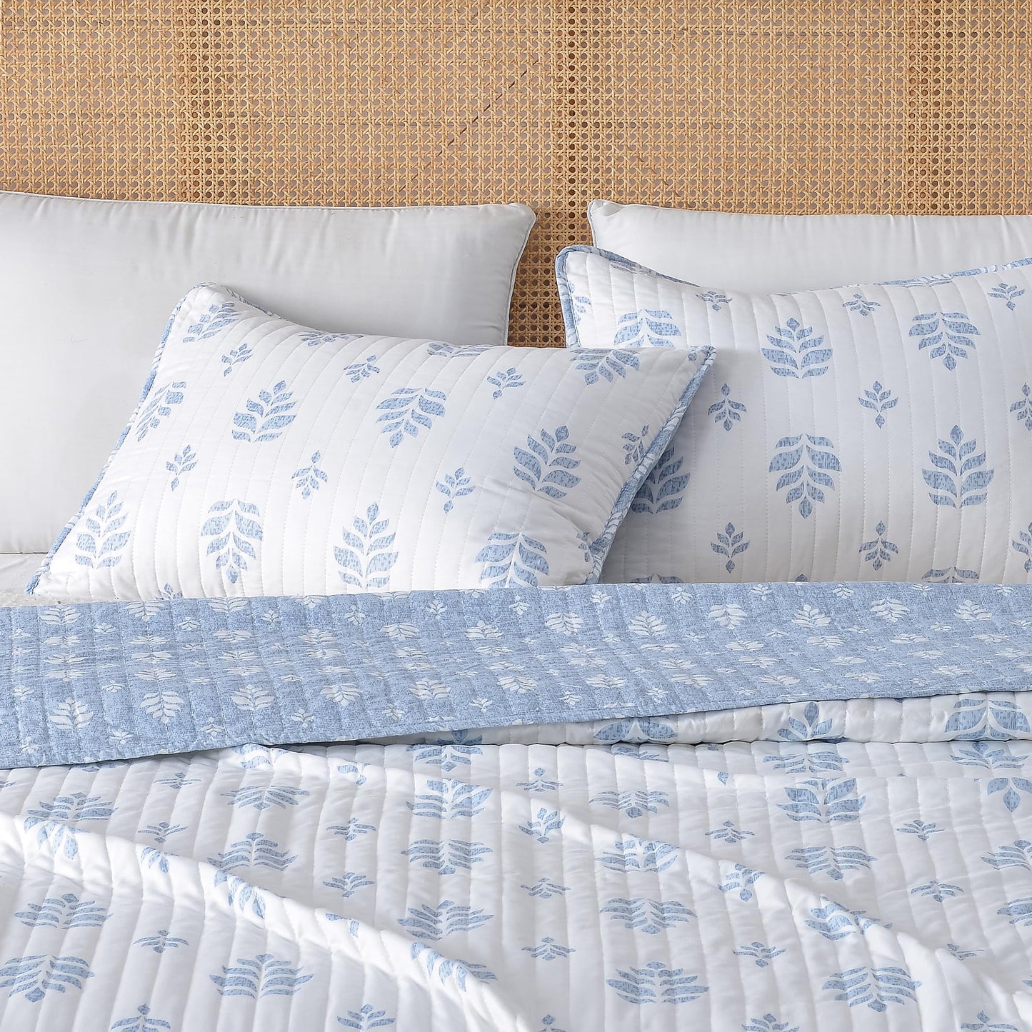 Great Bay Home Floral King Quilt Set with Shams, French Floral Bedding Set, All-Season, Lightweight Bedspread. Reversible, Farmhouse Bedding. (King, Colette)