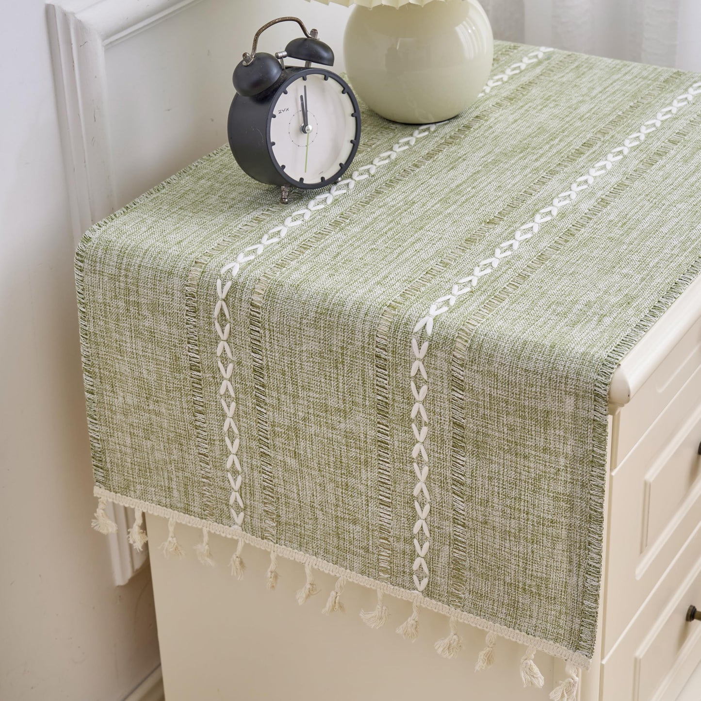Wuluwala Small Bedside Tablecloth Nightstand Cover Cloth with Tassels Rustic Farmhouse End Table Cloth Linen Side Table Cover Suitable for Living Room Spring Summer Wedding Home Decor, Green