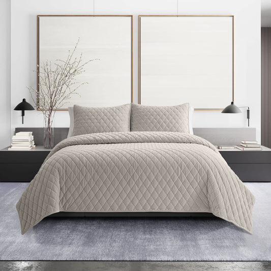 Vera Wang - Queen Quilt Set, Super Soft Bedding Set with Matching Shams, Modern Room Essentials (Diamond Velvet Natural, Queen)