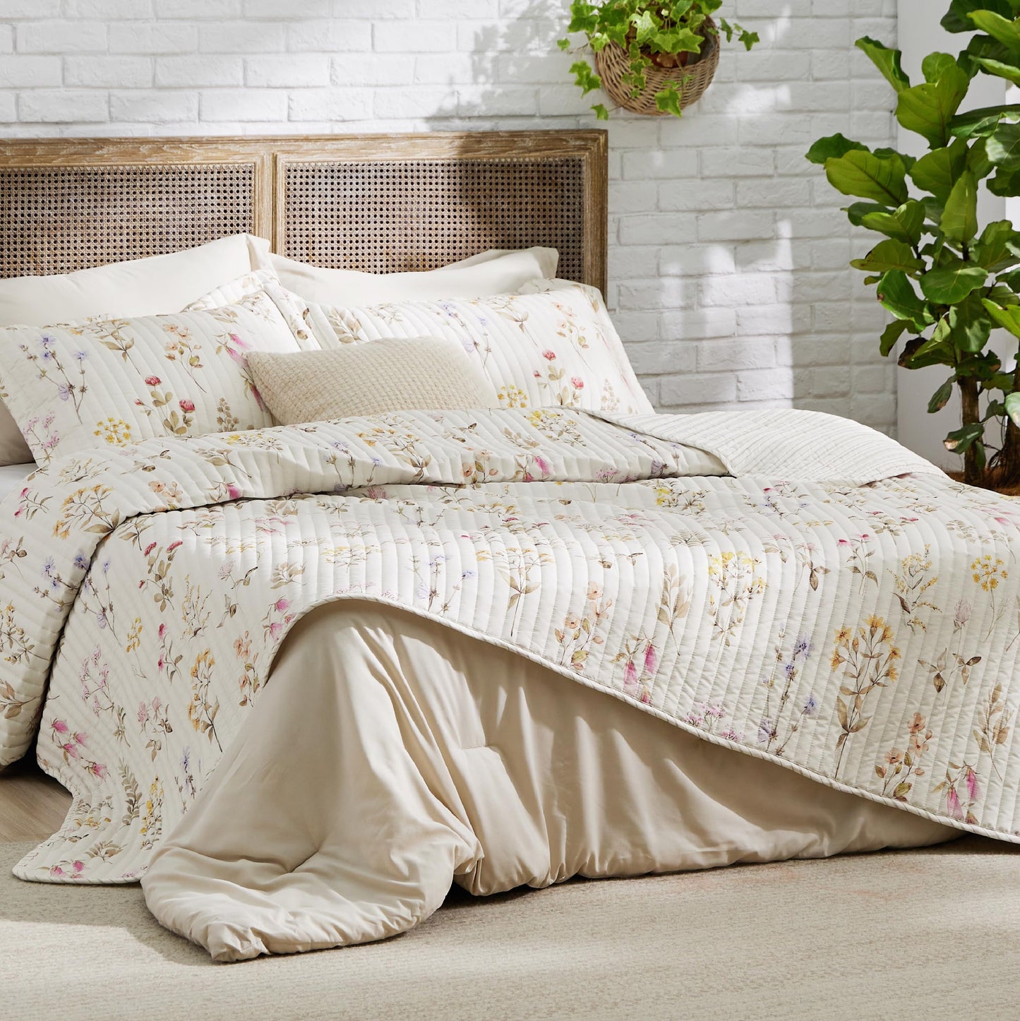 Bedsure Floral Quilt Queen Size - Reversible Botanical Floral Comforter, Spring Lightweight Bedspread Quilt Bedding, Soft Microfiber Coverlet for All Seasons (90"x96")