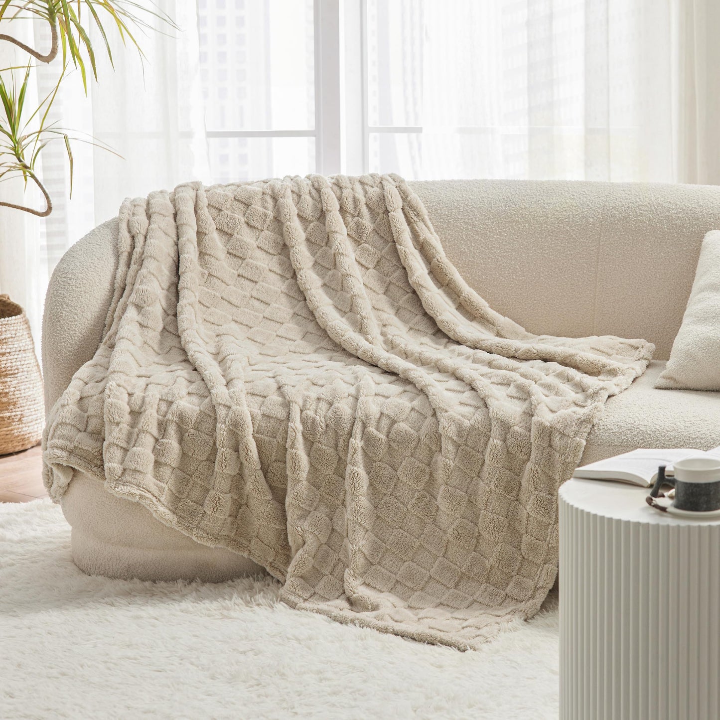 Bedsure Fleece Throw Blanket（White ＆ Beige）