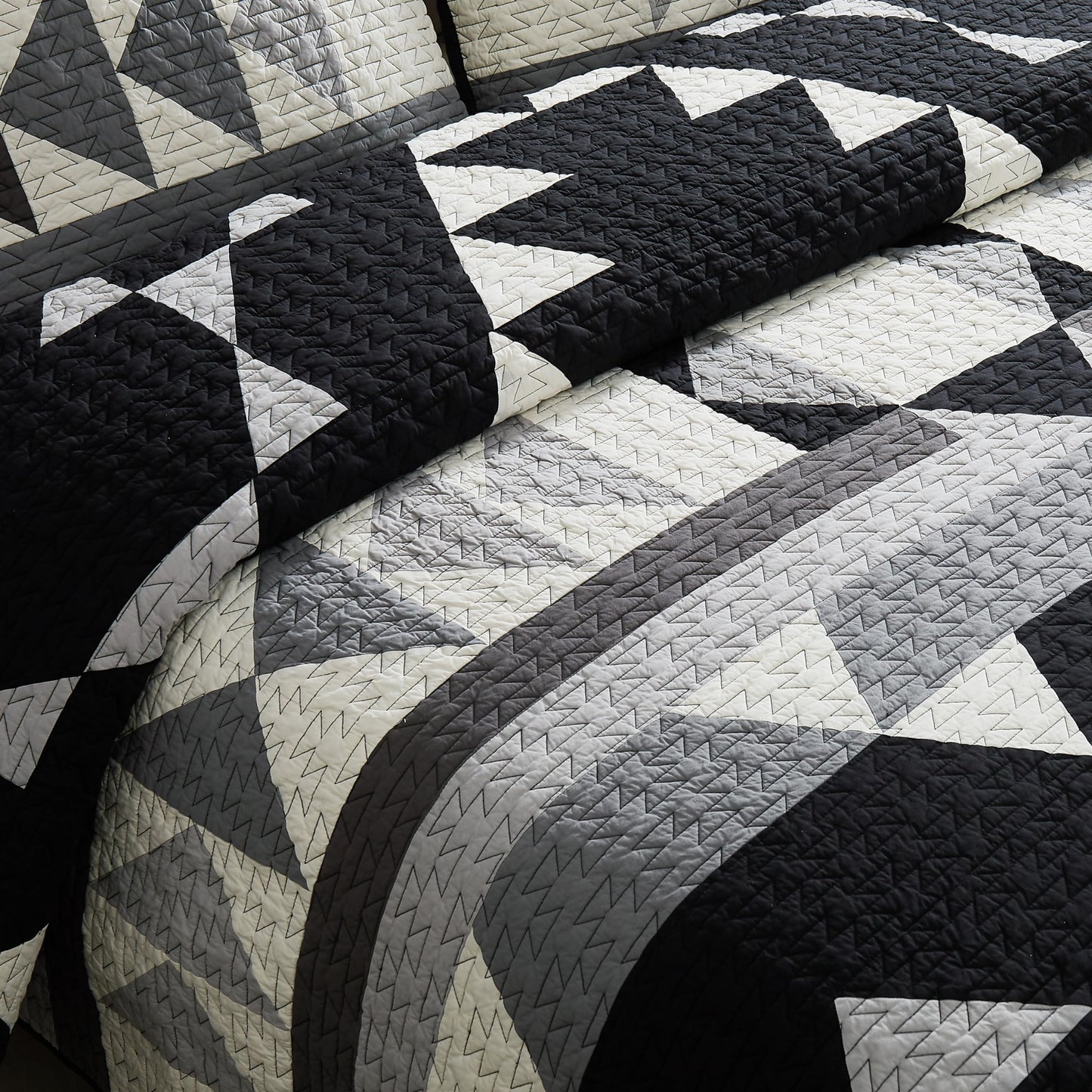 Pendleton Full/Queen Quilt Set – 100% Cotton 3 Piece Quilt Set with Shams, Soft Lightweight Bedding for Queen Size Bed, Black & White Comforter Alternative, Queen Bedding Set (Shadow Peak)