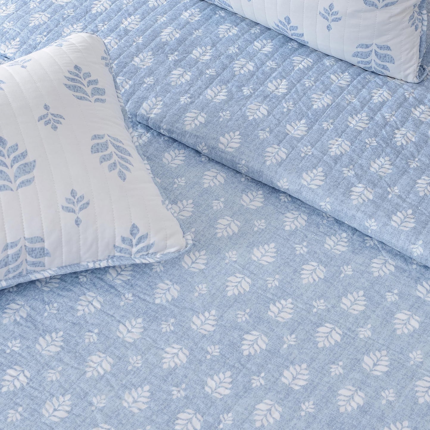 Great Bay Home Floral Twin/Twin XL Quilt Set with Shams, French Floral Bedding Set, All-Season, Lightweight Bedspread. Reversible, Farmhouse Bedding. (Twin/Twin XL, Colette)