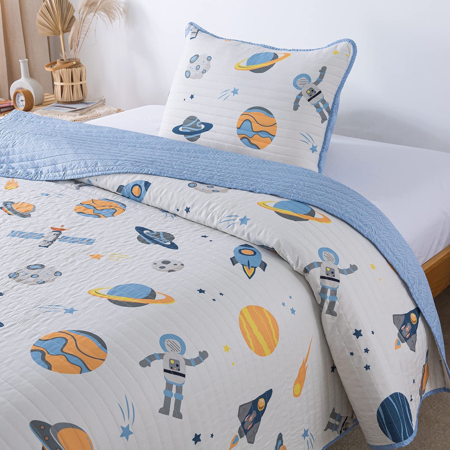 Soul & Lane Space Adventure Quilt Set - Twin Size with 1 Sham, Rocket and Planet Galaxy Themed Bedding, Solar System and Astronaut Design, Outer Space Quilted Bedspread for Kids