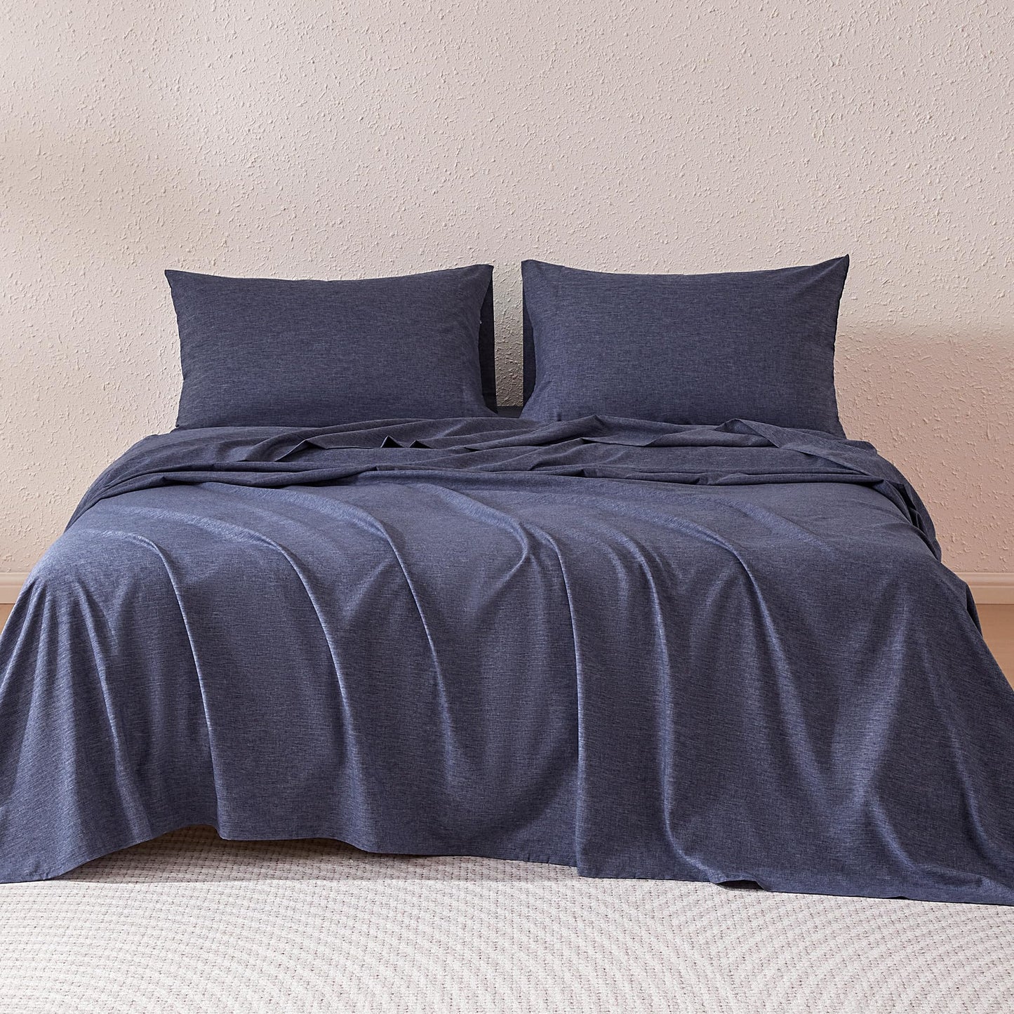 Amazon Basics Sheet Set Cationic 4-Piece Bedding Set, Wrinkle Free and Easy Fit, Easy Care Bedding with 1 Deep Pocket Fitted Sheet, 1 Flat Sheet, and 2 Pillowcases, King, Blue