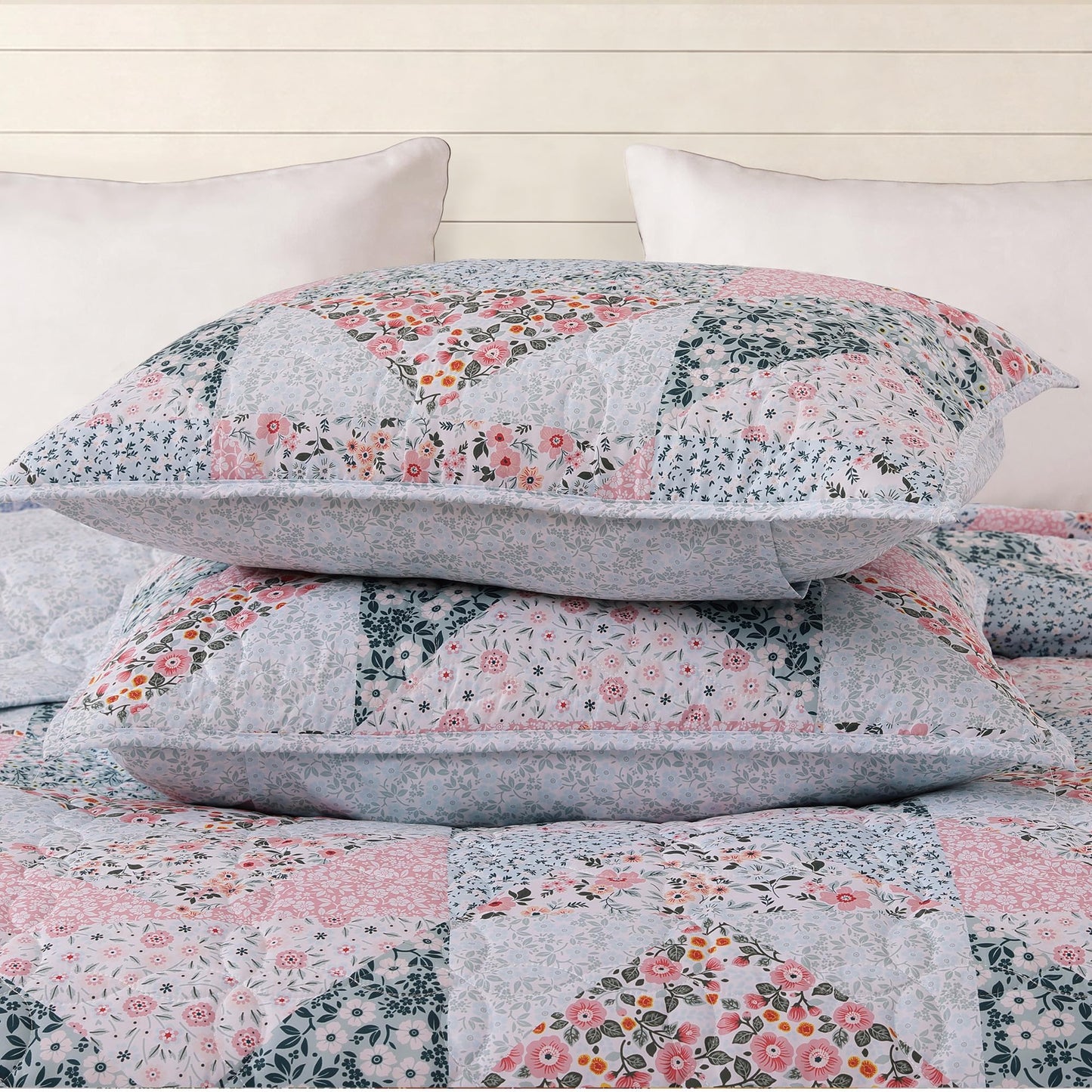 BLOOMHAVEN Quilt Set Queen Size, Patchwork Pink Floral Quilt Sets, Reversible Bedspread Lightweight and Breathable for All Seasons, Soft Quilted Bedspread with 2 Pillow Shams