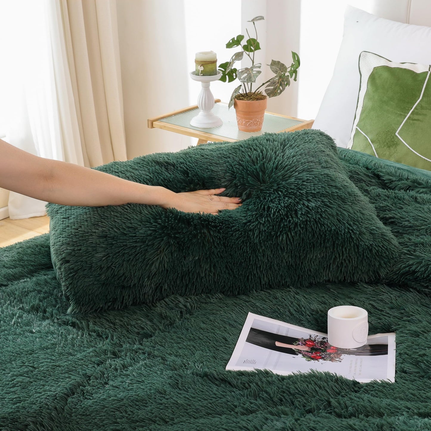Smoofy Fluffy Queen Comforter Set, Faux Fur Comforter Set Queen Size, Luxury Fuzzy Bedding Set, Soft Shaggy Bed Set for All Season, 3 Pieces - 1 Comforter & 2 Pillowcases, Dark Green