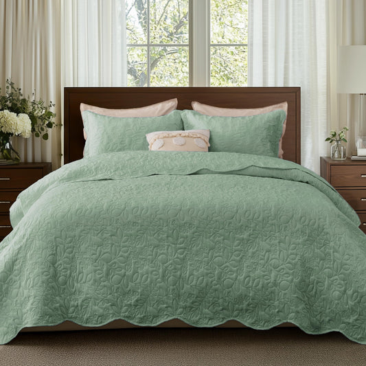 Bedsure Quilt King Size - Ultra Soft Pre-Washed Cloud-Like Bedding, All-Season Lightweight Comforter for Country Bedroom, Leaf Design Coverlet in Sage Green, 106 x 96 Inches