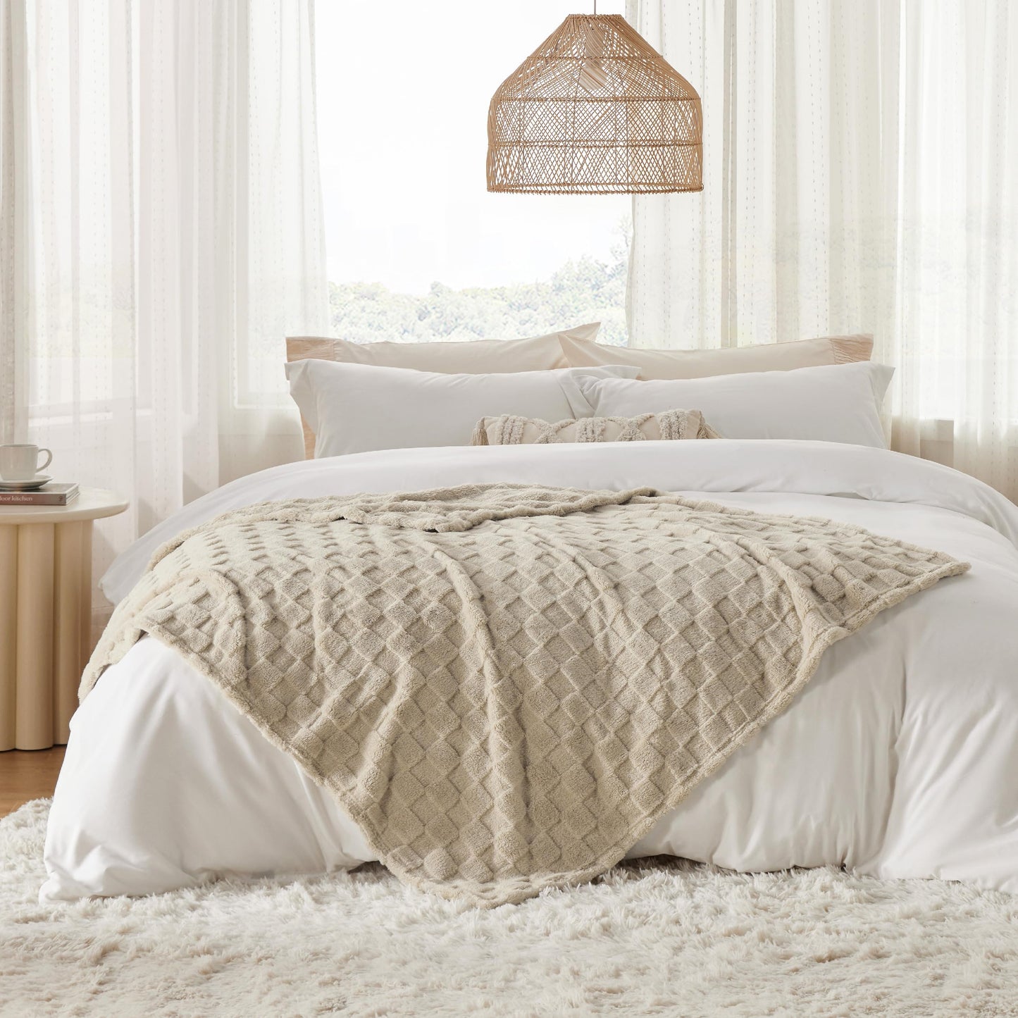 Bedsure Fleece Throw Blanket（White ＆ Beige）